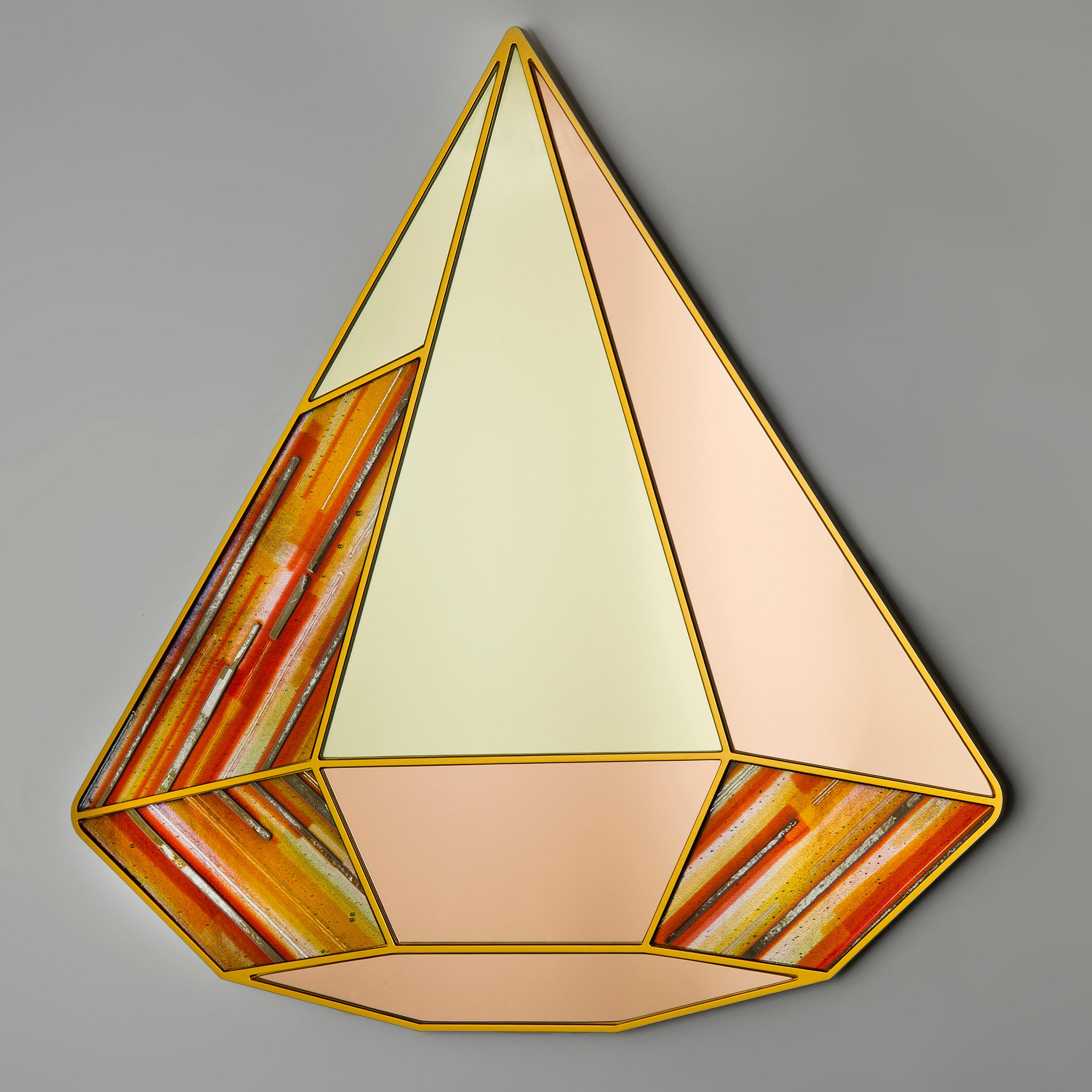 Le miroir Treasure Collection en corail topaze est un miroir unique en verre d'art et en aluminium créé par la designer et artiste britannique Amy Cushing.

La collection Treasure est une série de miroirs contemporains uniques. Chaque pièce est