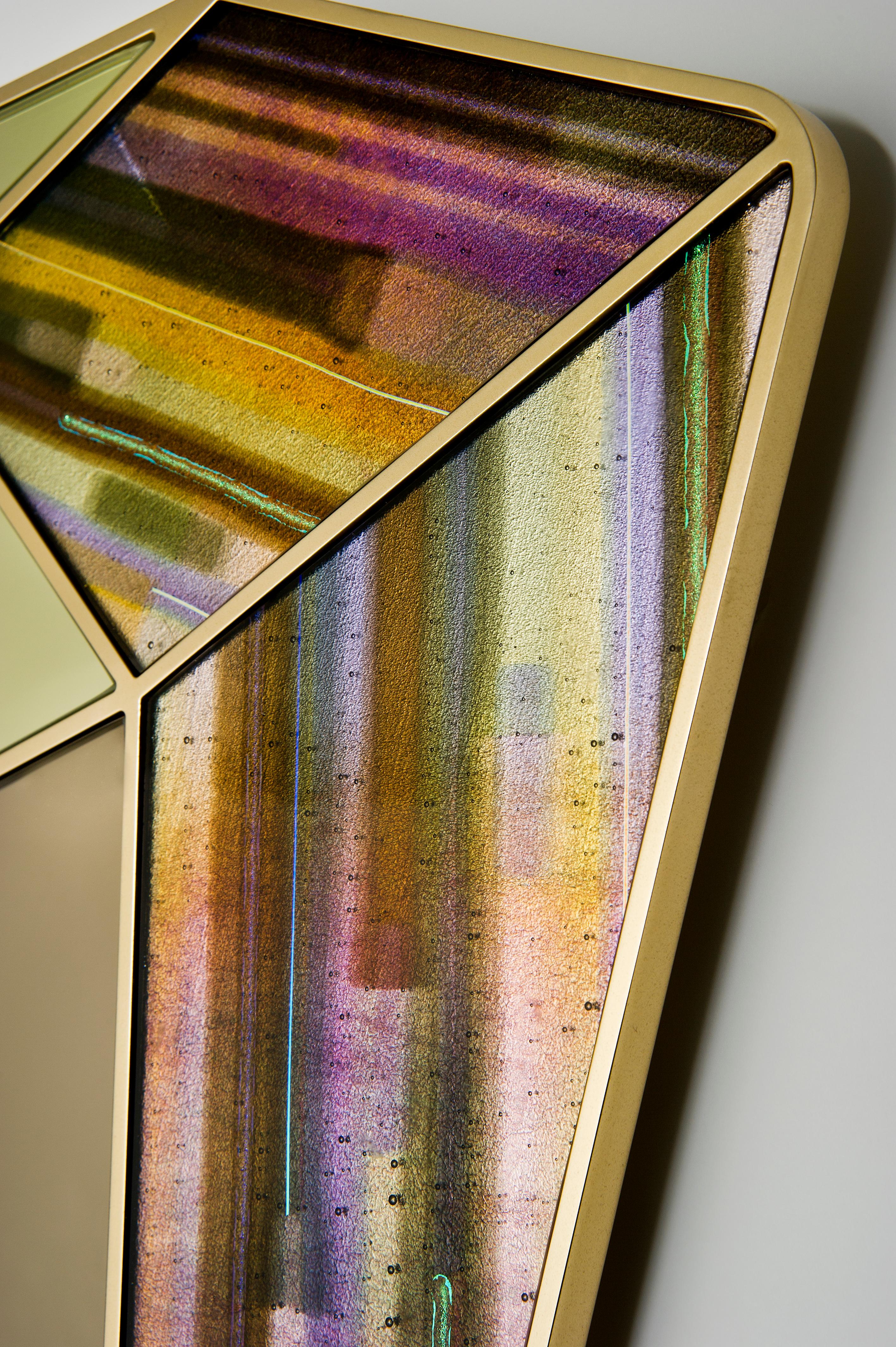 Der Treasure Collection Spiegel aus Goldquarz ist ein einzigartiger Spiegel aus Kunstglas und Aluminium von der britischen Designerin und Künstlerin Amy Cushing.

Die Treasure-Kollektion besteht aus einer Reihe einzigartiger zeitgenössischer