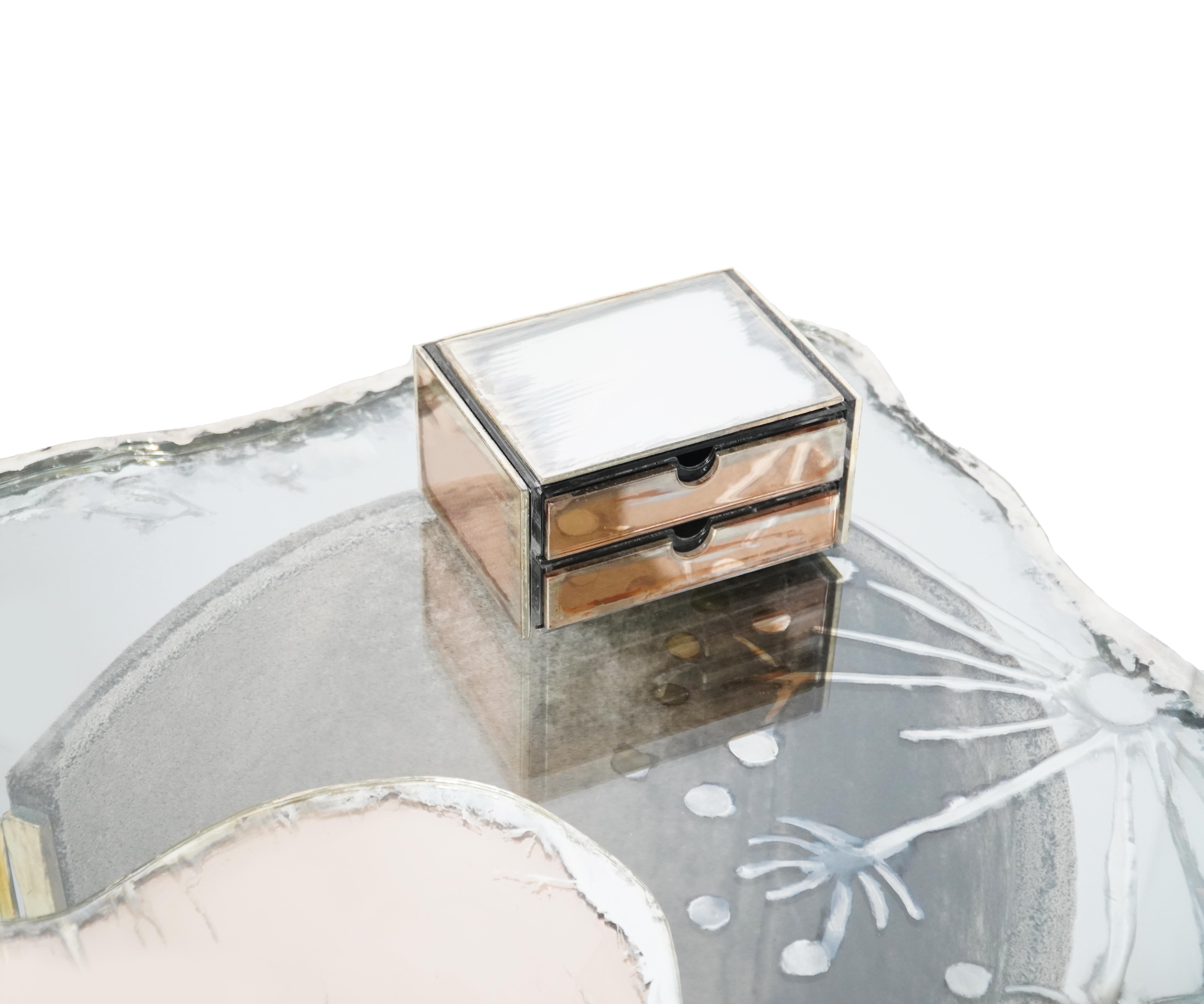 Zeitgenössischer einzigartiger Schminktisch „Treasure“ aus versilbertem Glas, Plexy+Velvet im Angebot 1