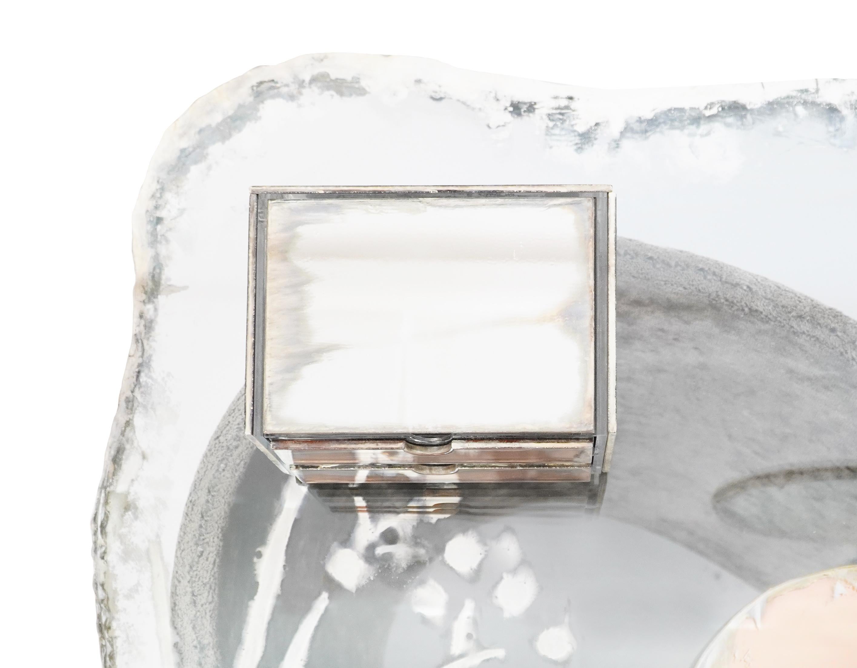 Zeitgenössischer einzigartiger Schminktisch „Treasure“ aus versilbertem Glas, Plexy+Velvet im Angebot 2