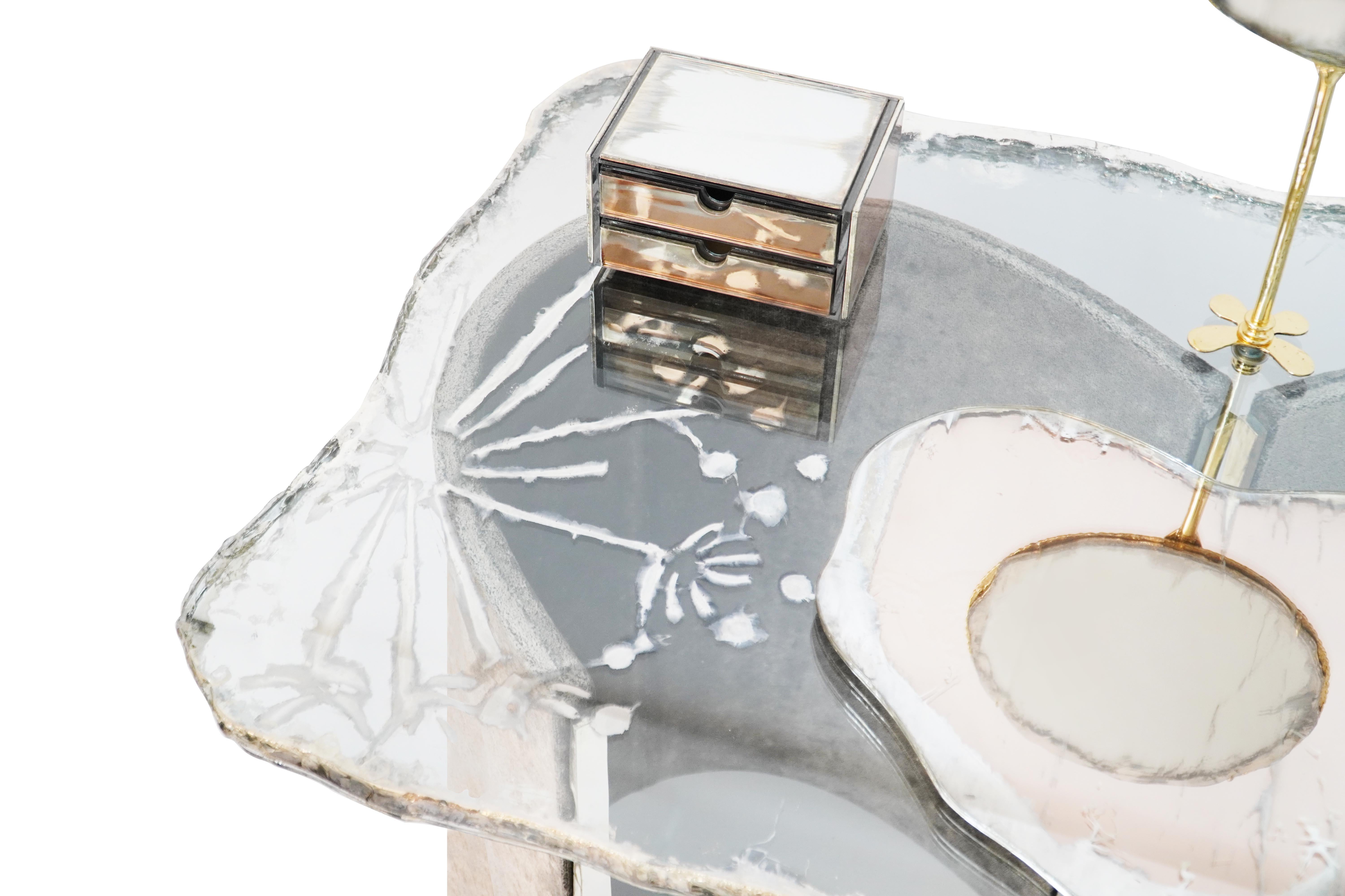 Zeitgenössischer einzigartiger Schminktisch „Treasure“ aus versilbertem Glas, Plexy+Velvet im Angebot 3