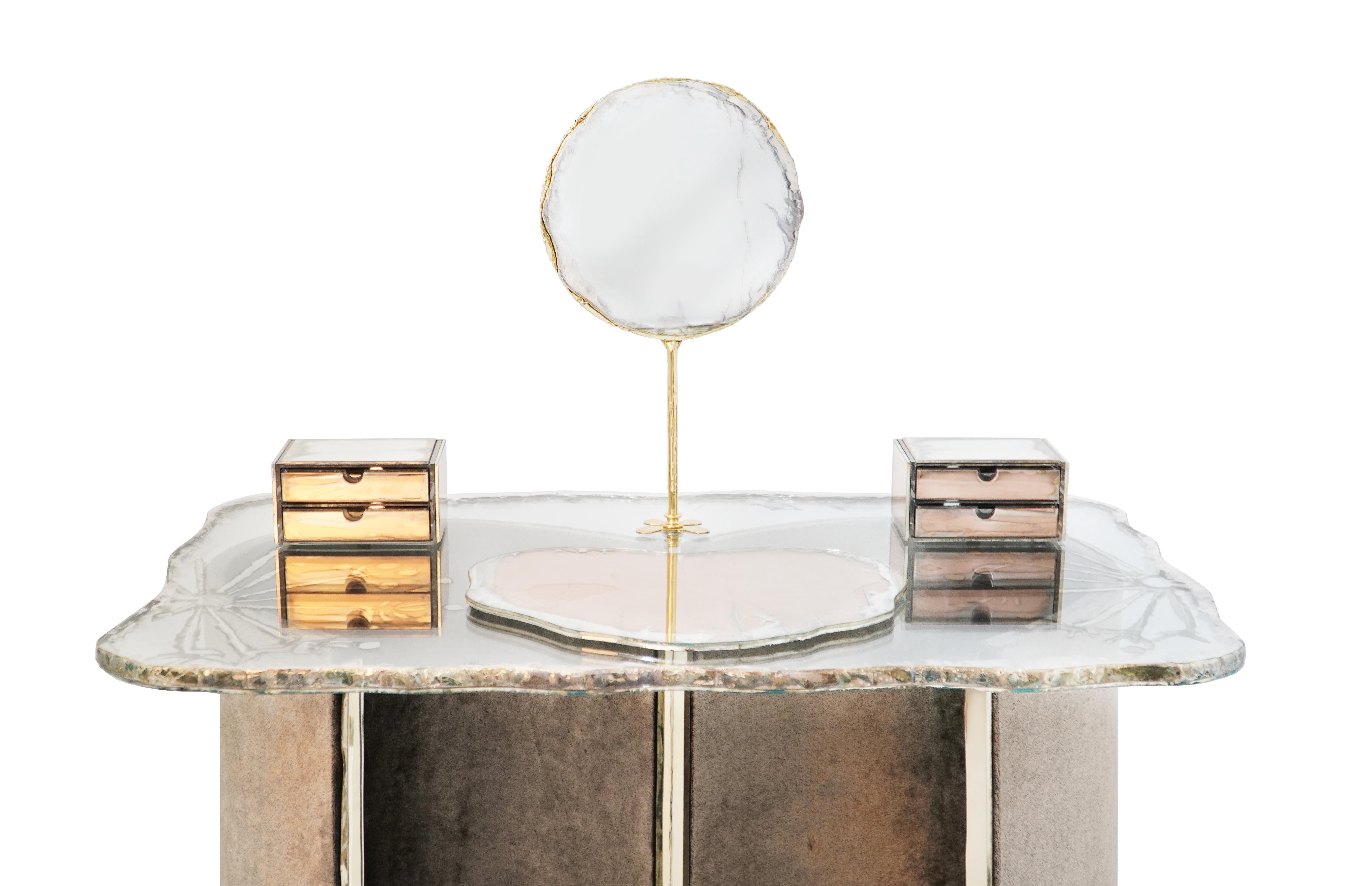 Zeitgenössischer einzigartiger Schminktisch „Treasure“ aus versilbertem Glas, Plexy+Velvet (Italienisch) im Angebot