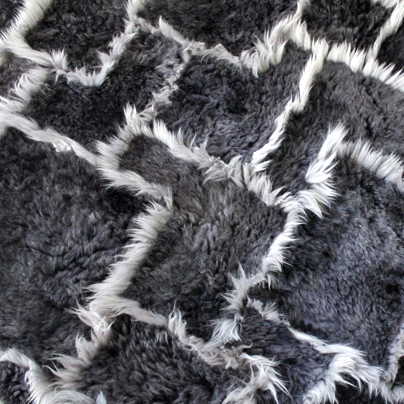Treasure Designer Patchwork-Teppich aus Schafsfell in Anthrazitgrau, hergestellt in Australien (Ozeanisch) im Angebot