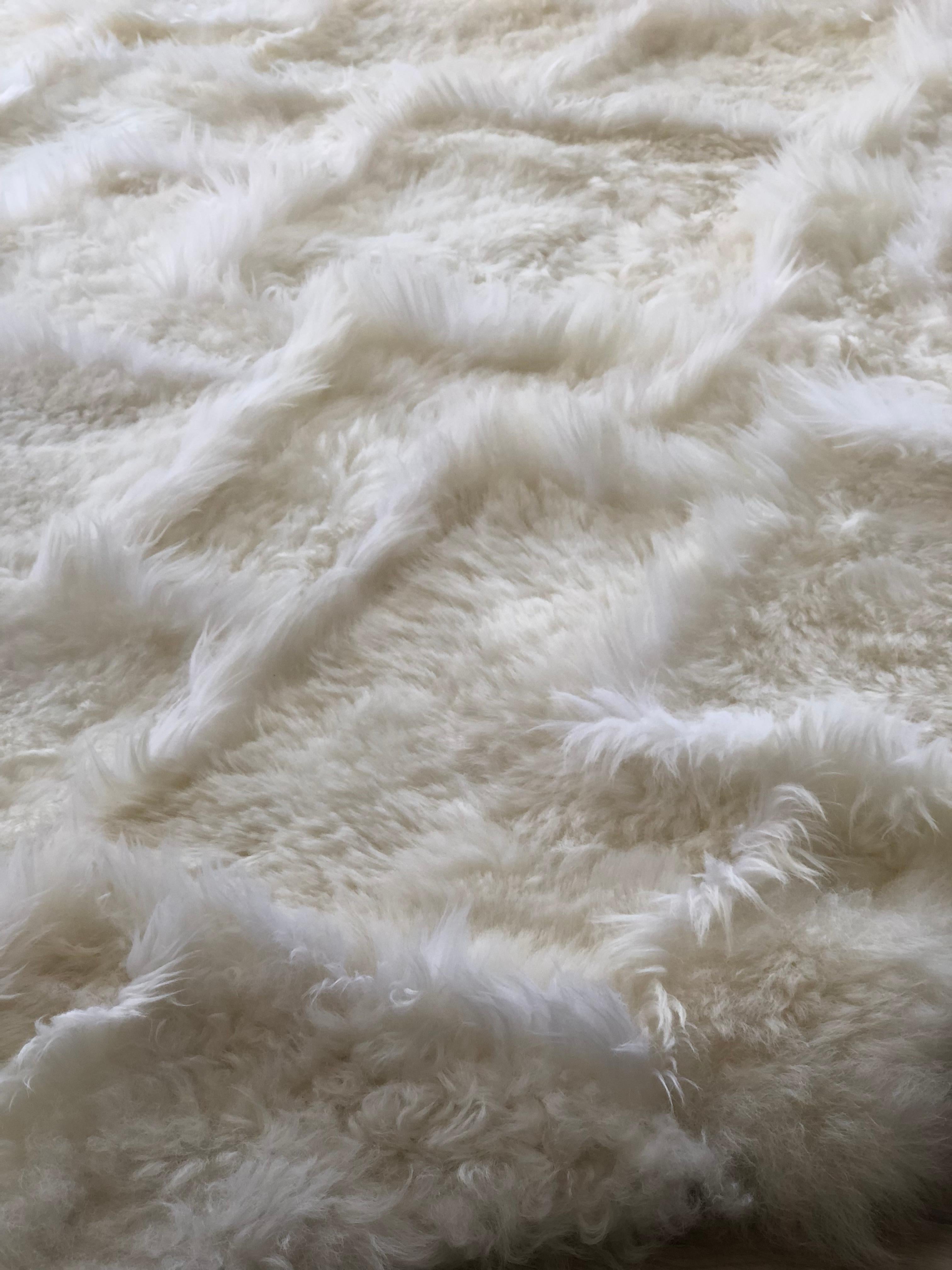 Treasure Designer Patchwork-Teppich aus Schafsfell in Anthrazitgrau, hergestellt in Australien (21. Jahrhundert und zeitgenössisch) im Angebot
