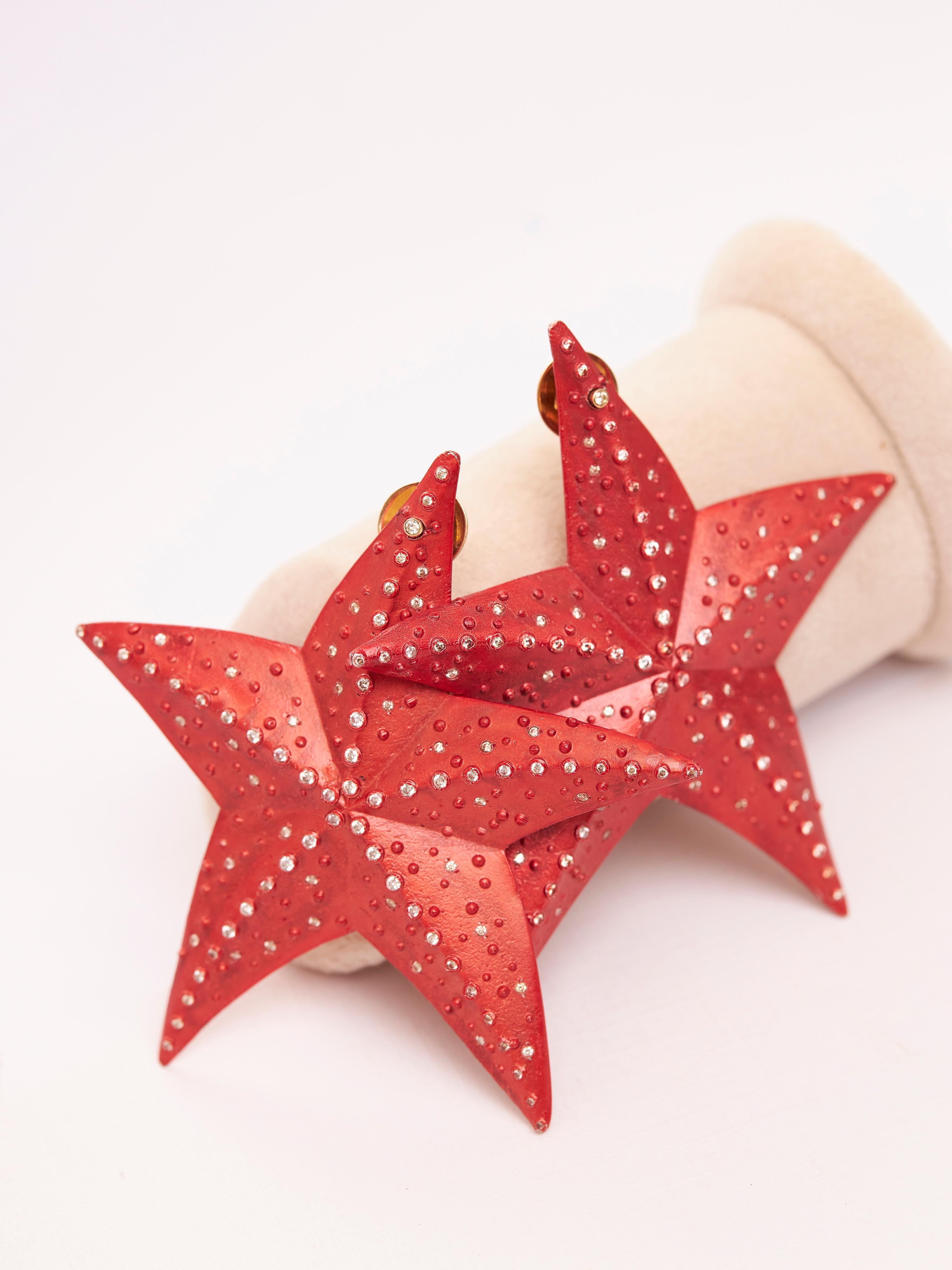 Rot Treasured Starfish-Ohrringe aus recyceltem Aluminium, 18kt Gold und Diamanten (Zeitgenössisch) im Angebot