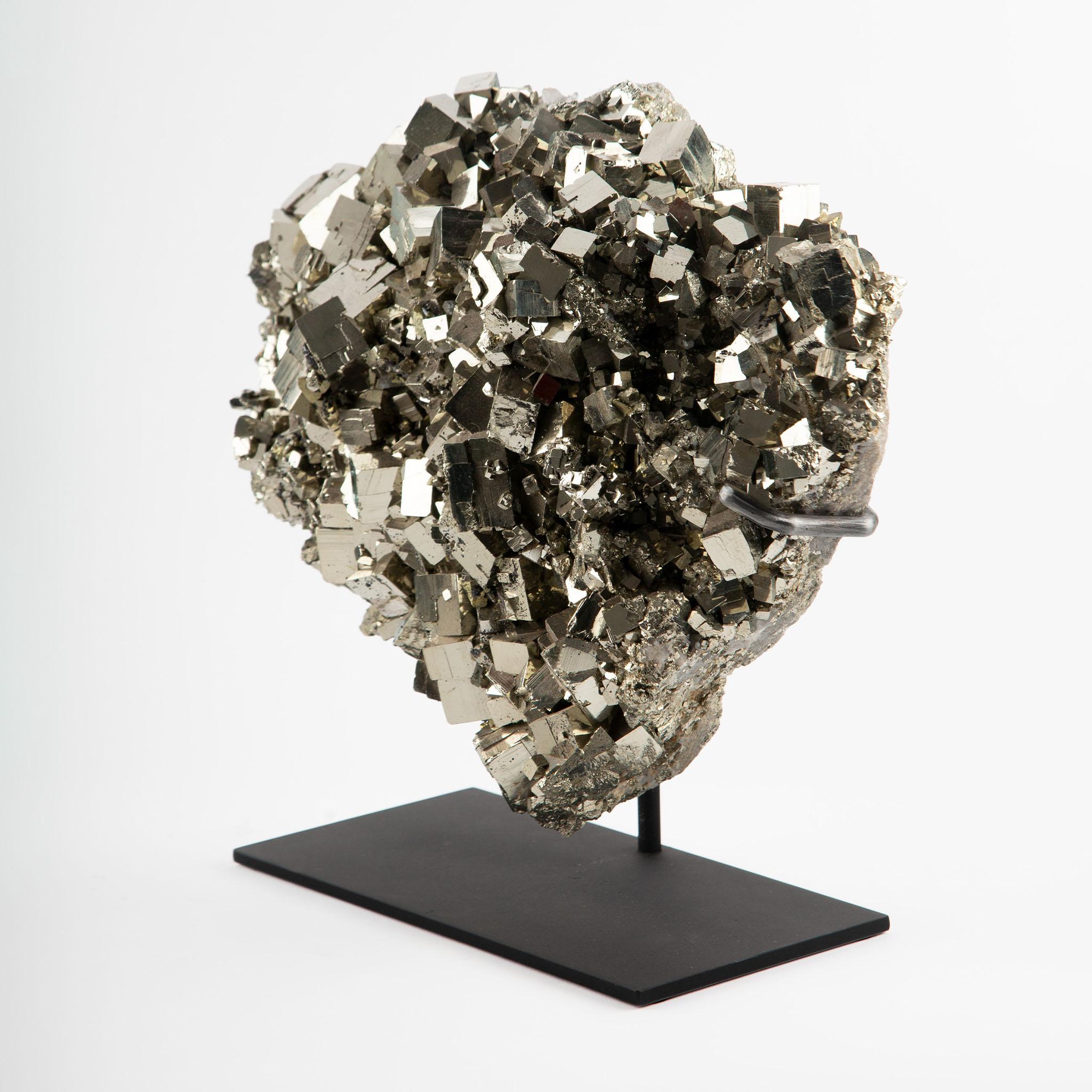 Peruviano Tesori della Terra: Specimen monumentale di pirite in vendita
