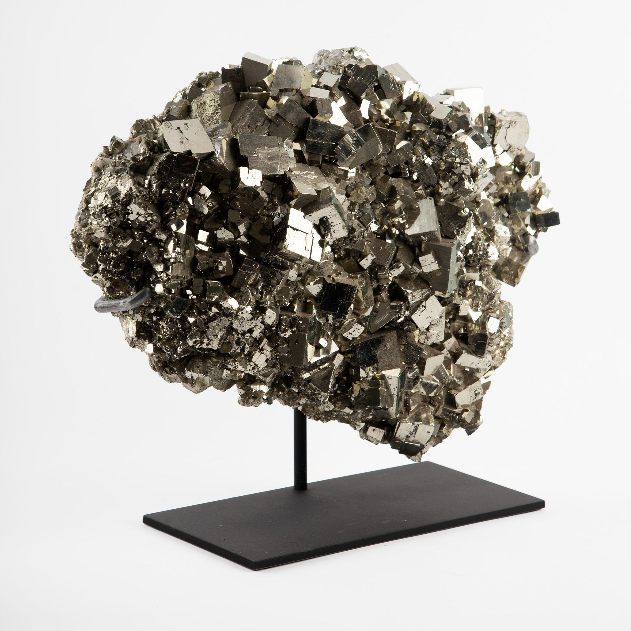 XXI secolo e contemporaneo Tesori della Terra: Specimen monumentale di pirite in vendita