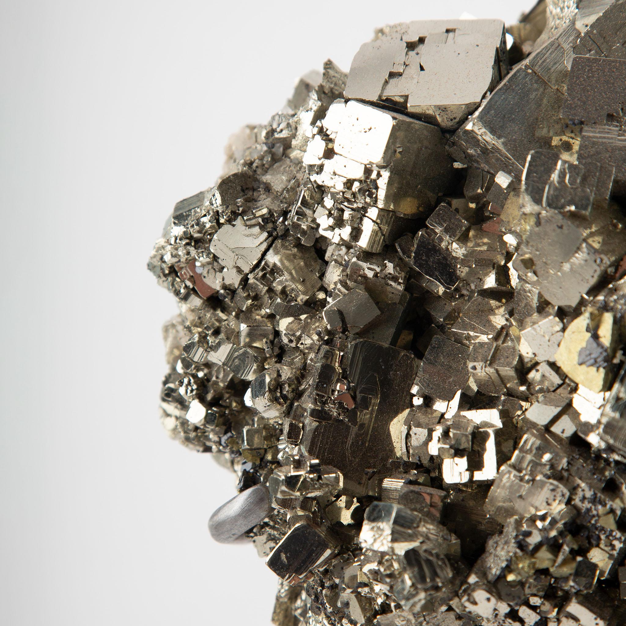 Metallo Tesori della Terra: Specimen monumentale di pirite in vendita