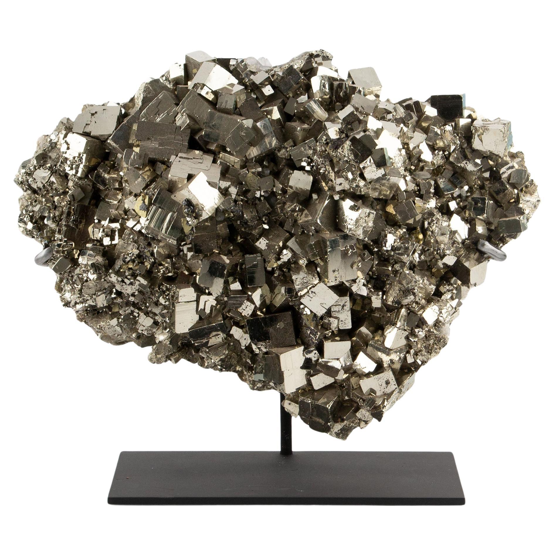 Tesori della Terra: Specimen monumentale di pirite in vendita
