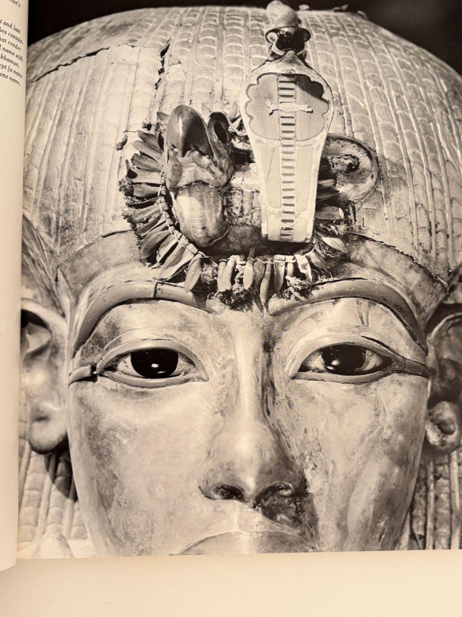 Treasures of Tutankhamun 1976 Book from King Tut Exhibit at Metro Museum of Art In Good Condition For Sale In North Hollywood, CA