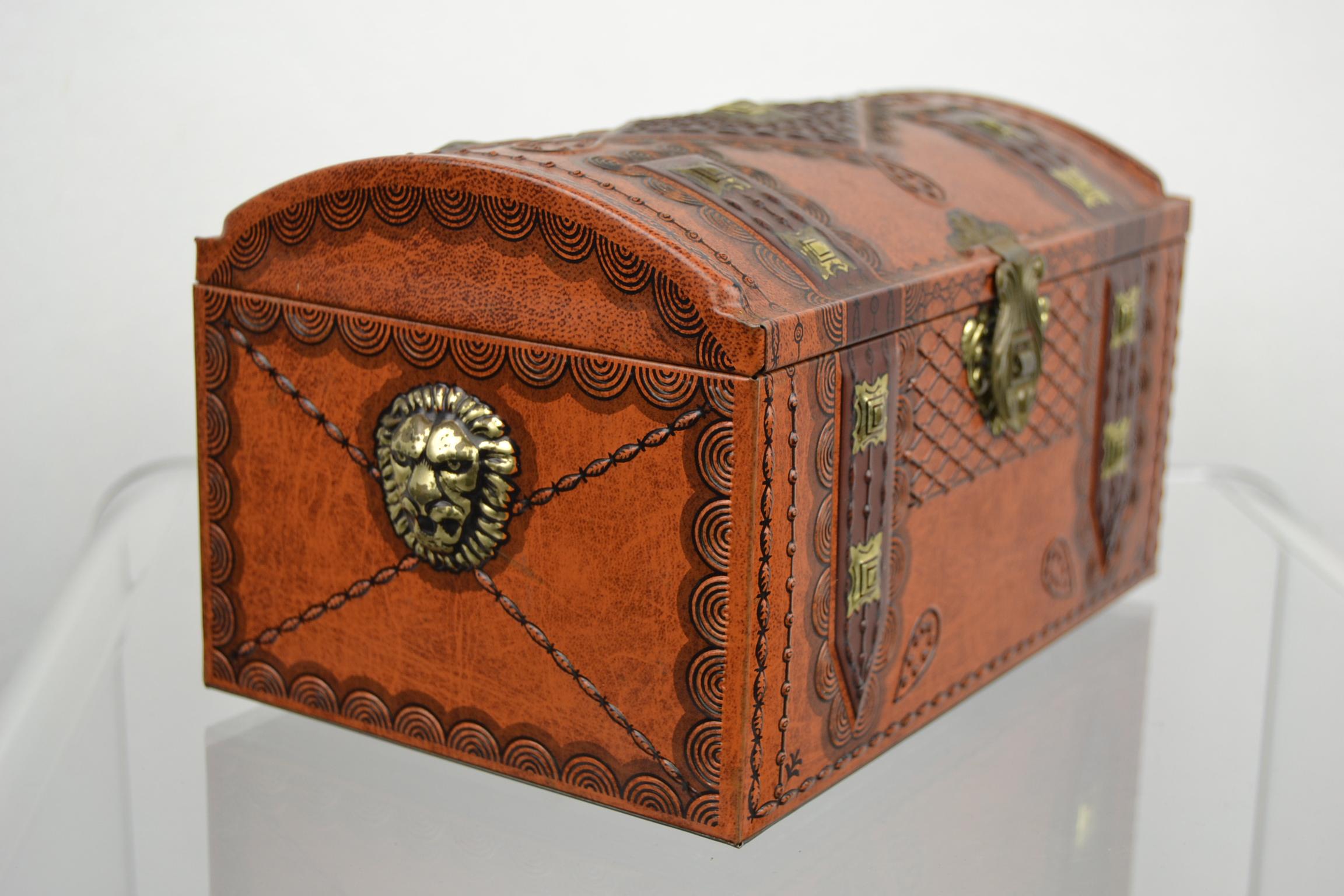 Treasury Tin or Coffer Tin with Lion Heads, 1950s In Good Condition For Sale In Antwerp, BE
