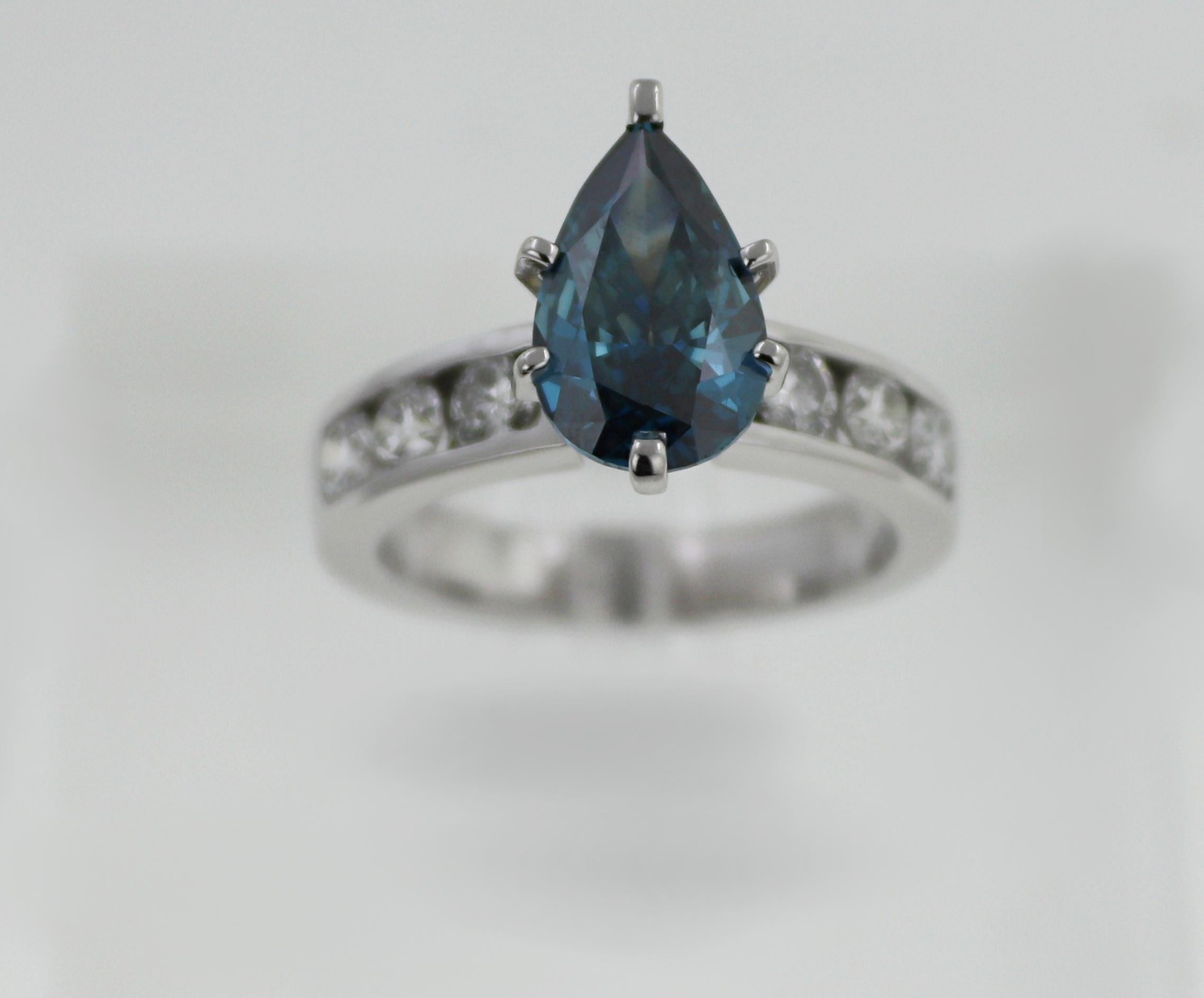 Mit (1) natürlichem blauen Diamanten im Birnenschliff, 1,75 Karat, flankiert von (6) Diamanten im Vollschliff
Diamanten, 0,75 ct. tw., I, I-J, Zacken- und Kanalfassung in 14k Weißgold, 13 mm
Verjüngung auf 3,2 mm, Größe 6,5, Bruttogewicht 6,41 Gramm.