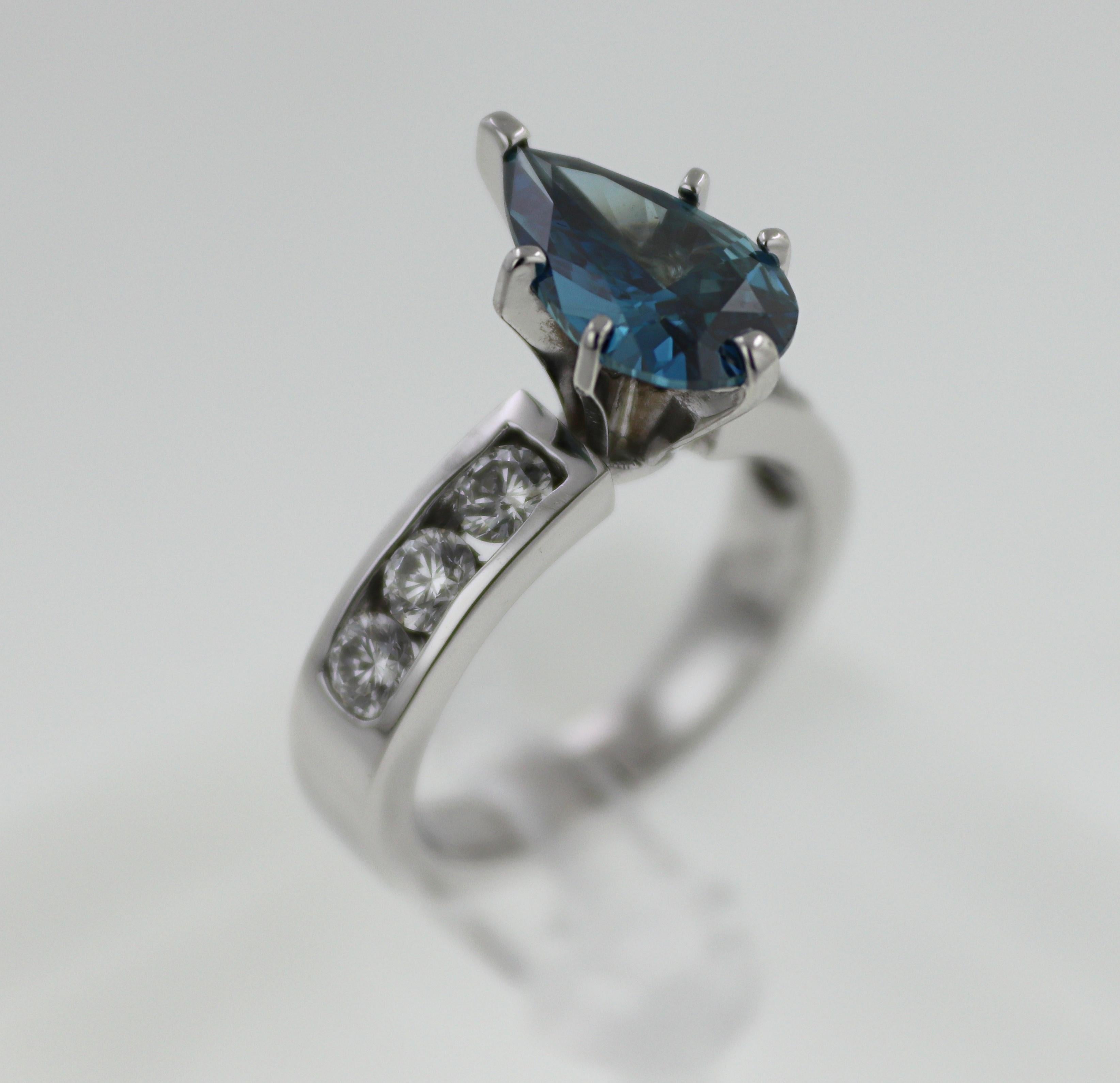 Natürlicher behandelter blauer Diamant, Diamantring 14k Weißgold im Zustand „Gut“ im Angebot in Pleasant Hill, CA