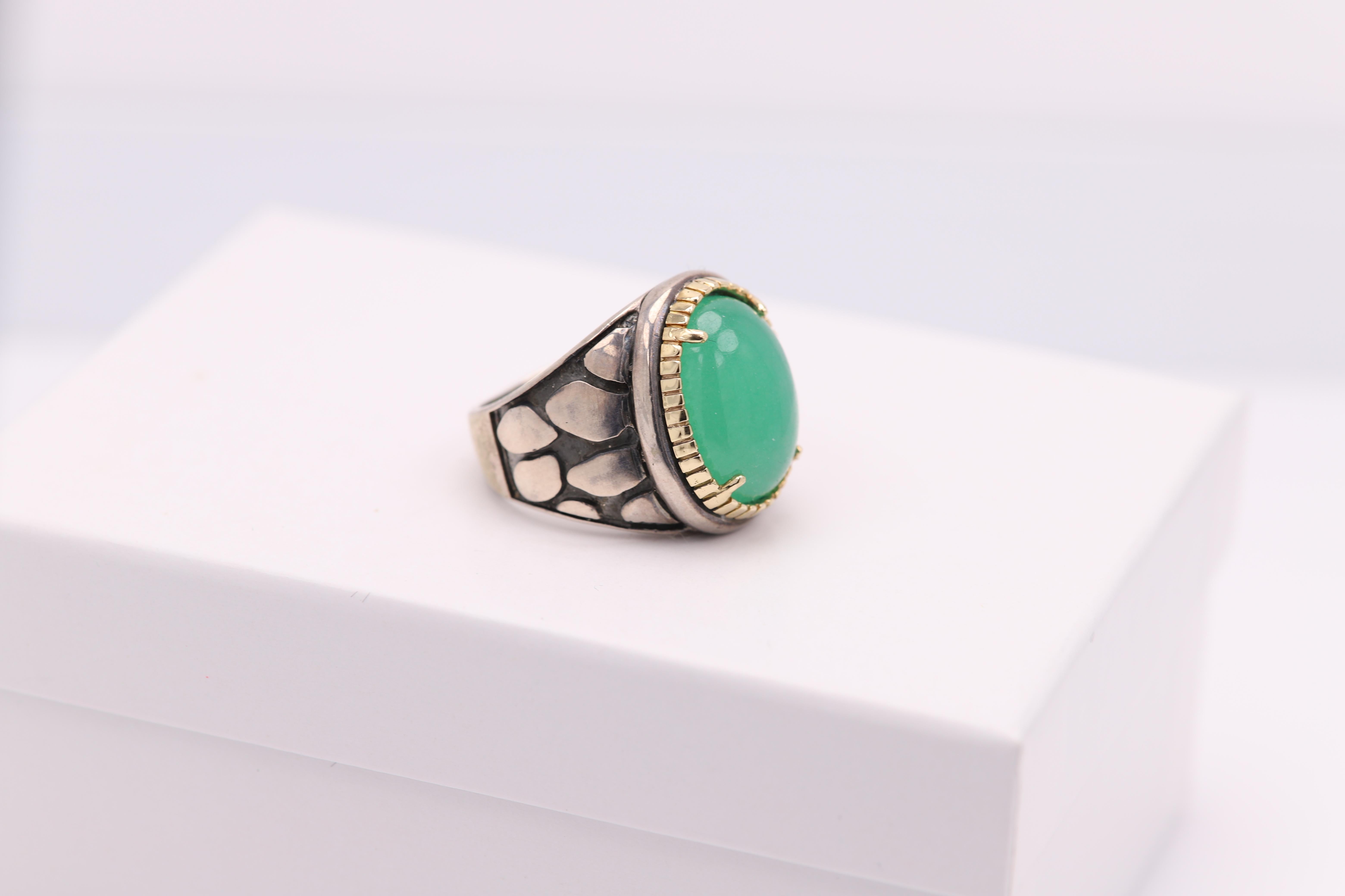 Treated Jade Ring Sterling Silver 925 and 18 Karat Gold Green Jade Jewelry In New Condition In Brooklyn, NY