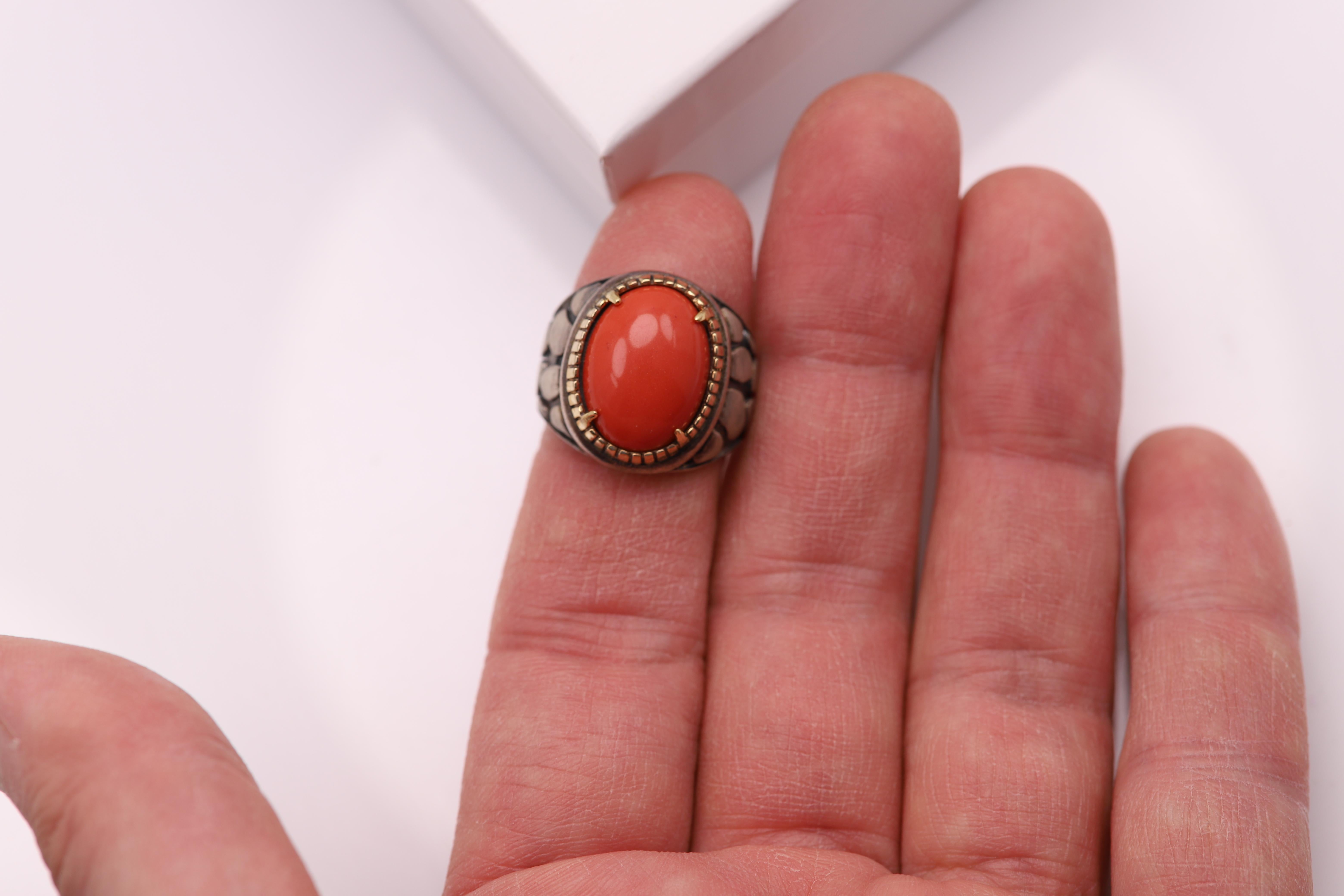 Treated Red Coral Ring Sterling Silver 925 and 18 Karat Gold In New Condition For Sale In Brooklyn, NY
