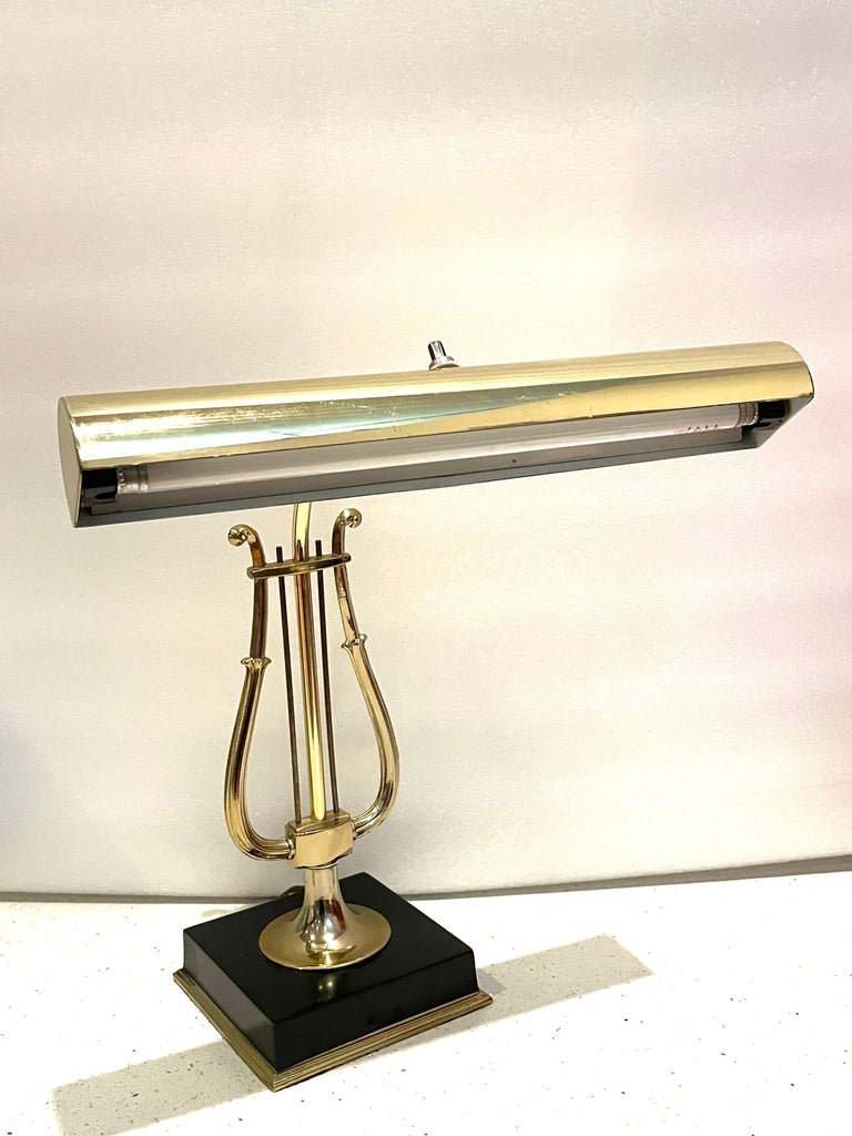 Treble Clef Piano Desk Lamp in Brass & Black Enameled Base by Laurel Lighting In Excellent Condition For Sale In San Diego, CA