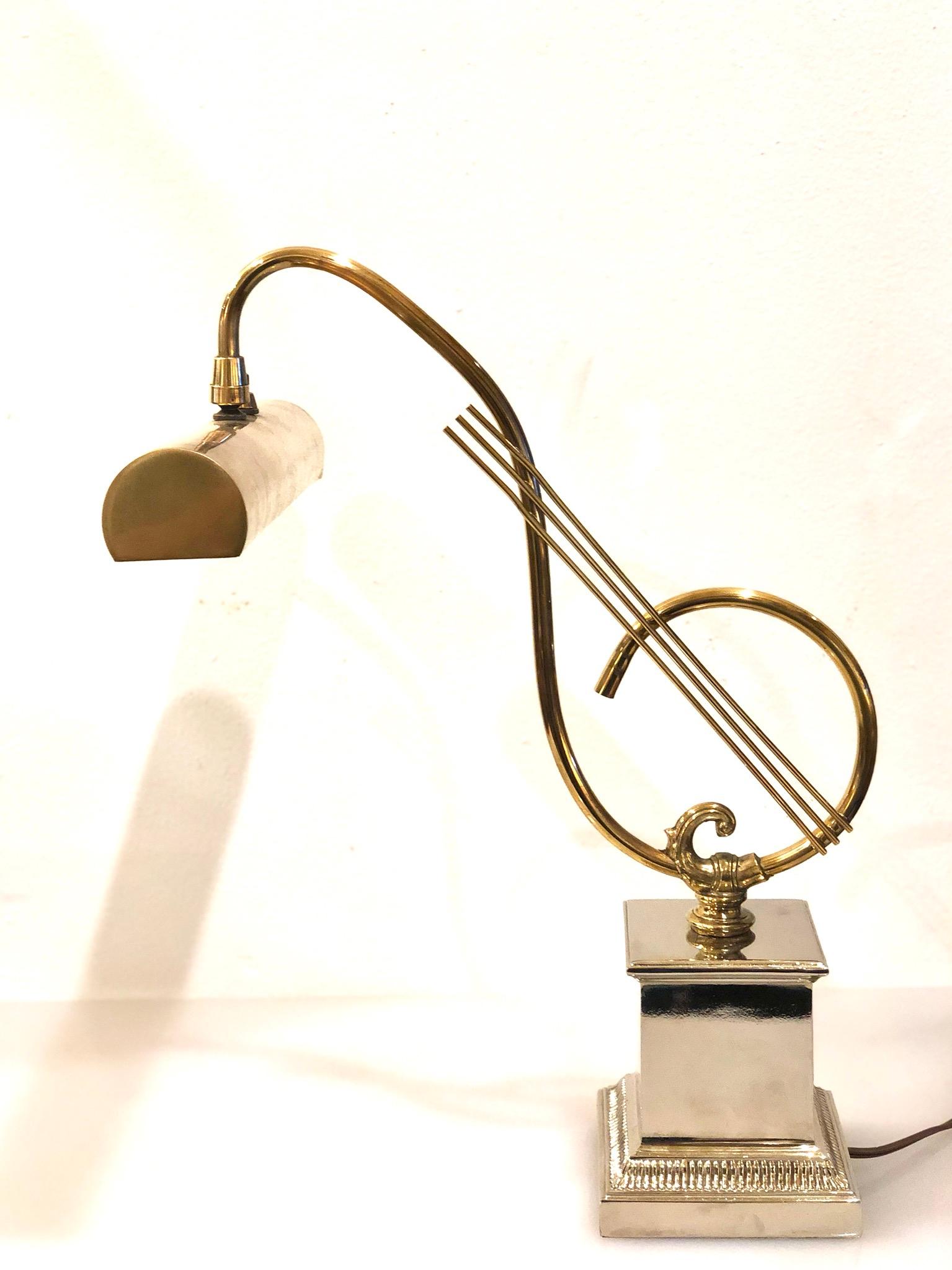 Beautiful polished brass musical note desk table lamp, by Laurel Lighting Company circa 1950s fluorescent light bulb freshly polished and rewired, retains its original label with manufacturer name.
