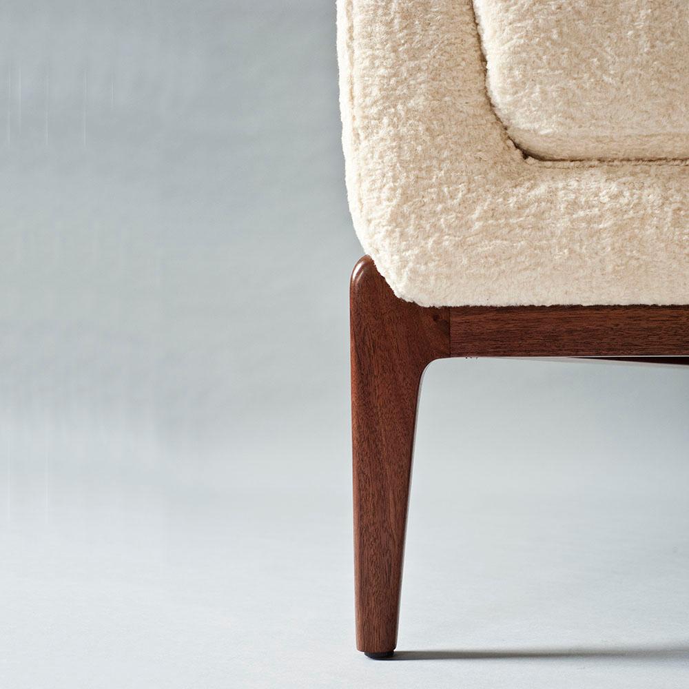 Indien Chaise d'appoint Treble de DeMuro Das avec dossier incurvé et pieds en noyer en vente