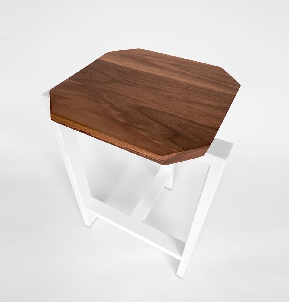 El taburete Treble es famoso por su diseño sencillo pero estable de tres patas. El armazón de tubo de acero soldado está acabado con el color de pintura en polvo que elijas (mostrado en Blanco Satinado). El asiento está fabricado con maderas duras