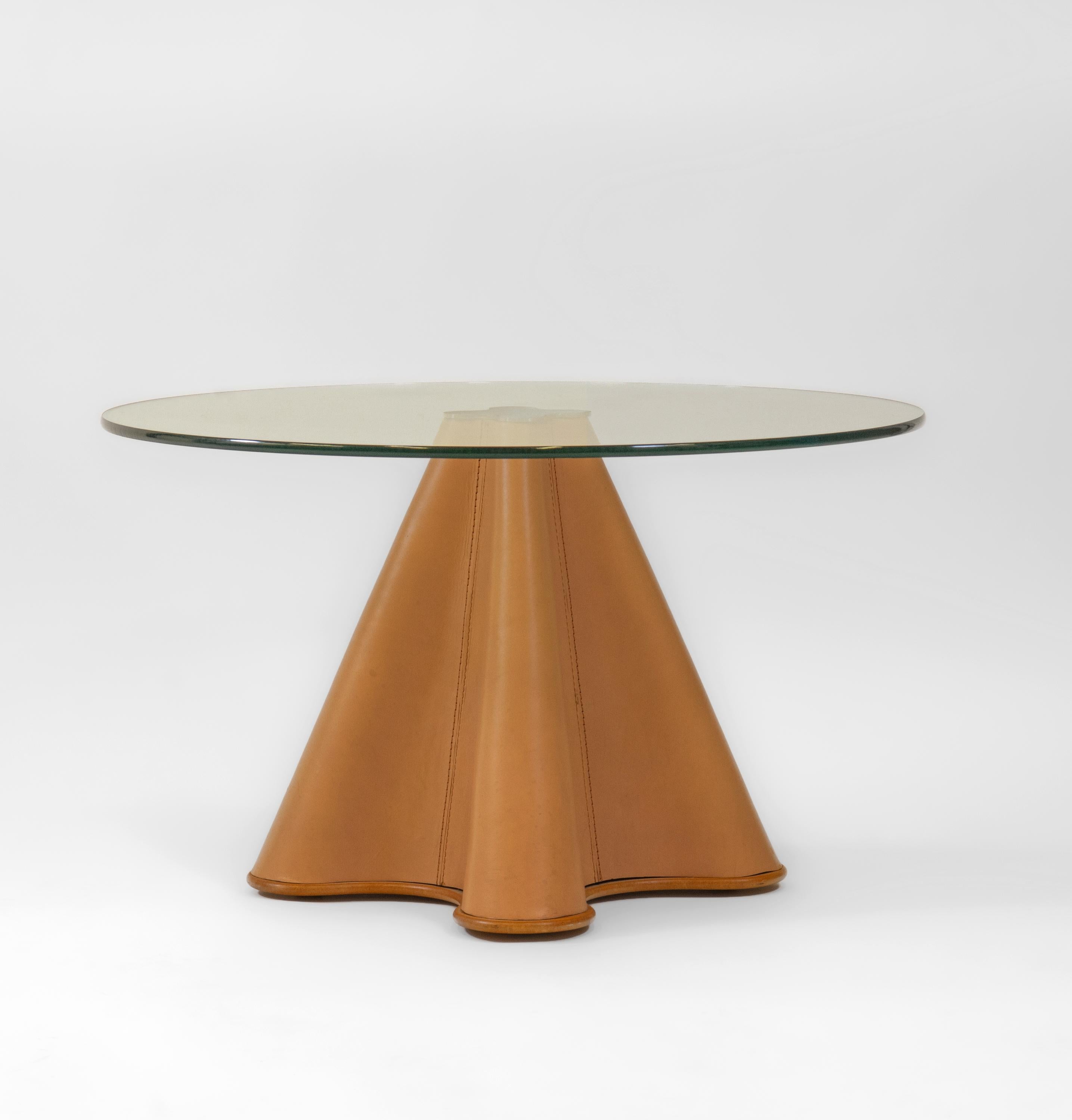 A superb Trébol coffee table, attributed to Spanish architect and designer Òscar Tusquets for Casas. Circa 1990s.

The table's base has an organic clover form, and is covered in a tan stitched leather around a fibreglass mould. The glass top is