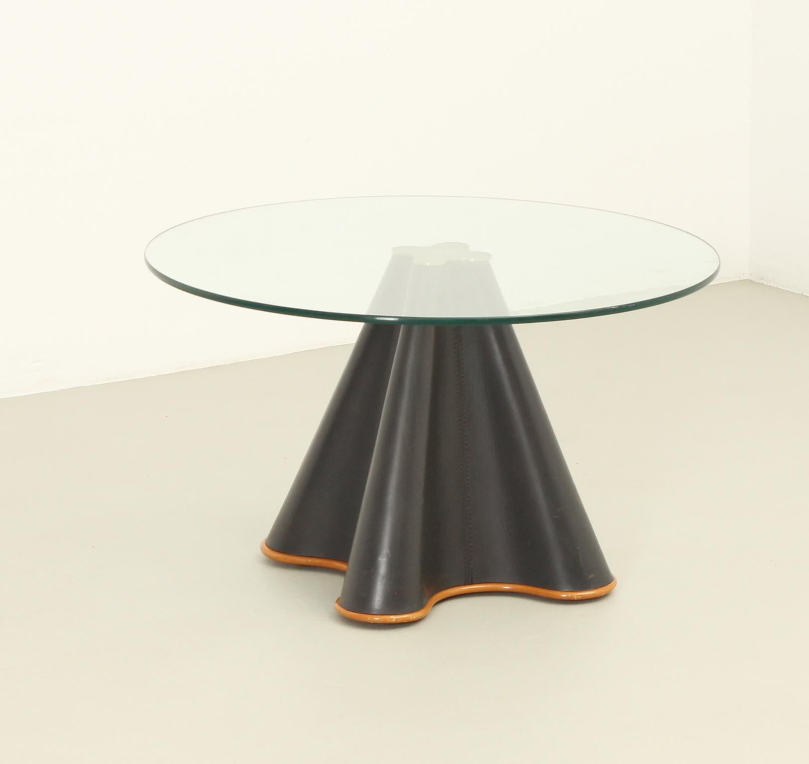 Trebol Beistelltisch, 1993 von Oscar Tusquets für Casas, Spanien, entworfen. Geformter Glasfasersockel mit original dunkelblauem Lederbezug und Klarglasplatte.