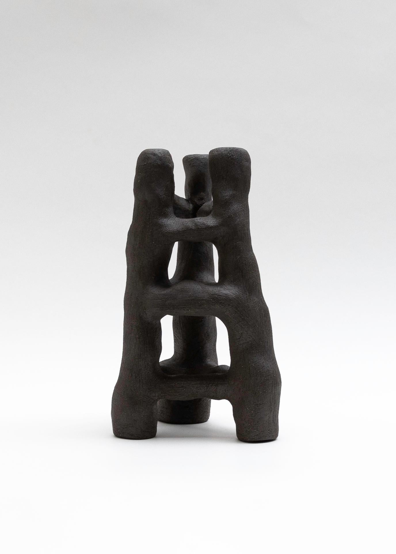 Arbre 01 Sculpture de Eglė Šimkus
Pièce unique.
Dimensions : D 18 x H 31 cm.
Matériaux : Argile.

Je m'appelle Eglė Šimkus et je suis née en Lituanie en 1990 d'une mère russe et d'un père lituanien. J'ai vécu en Lituanie jusqu'en 1999, date à