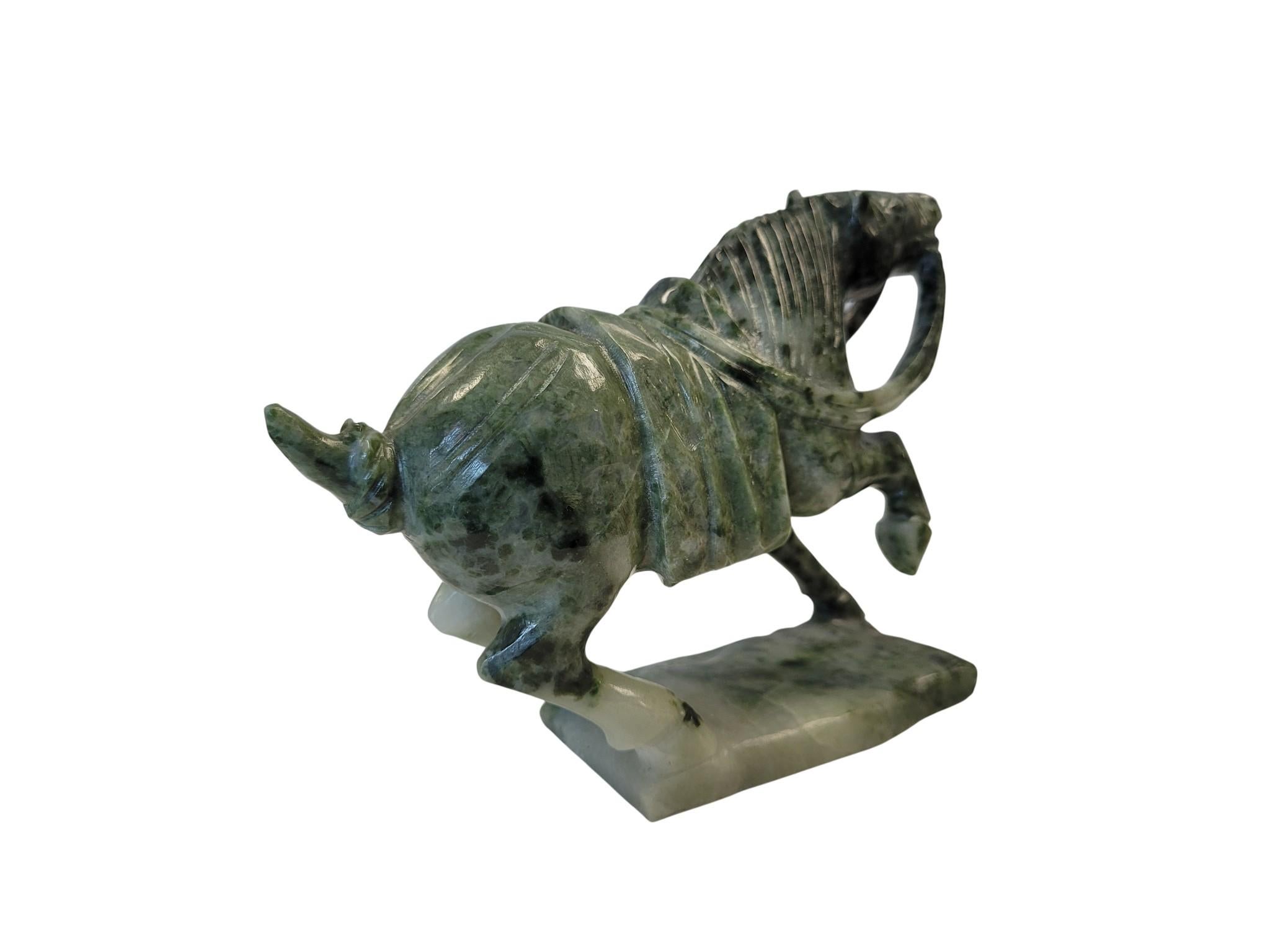 Escultura de caballo de guerra de ágata arbórea estilo Tang en venta 4
