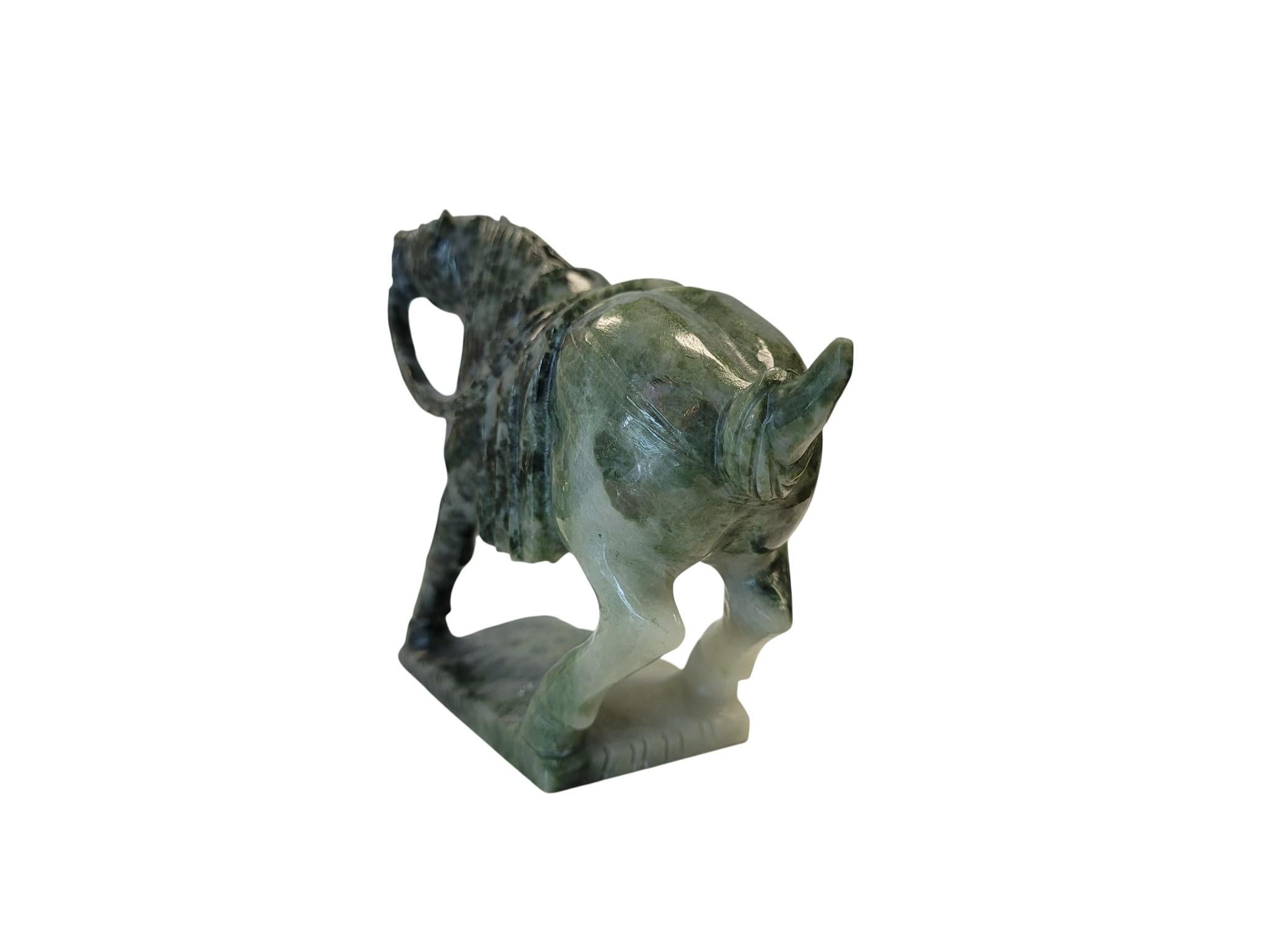 Escultura de caballo de guerra de ágata arbórea estilo Tang en venta 6