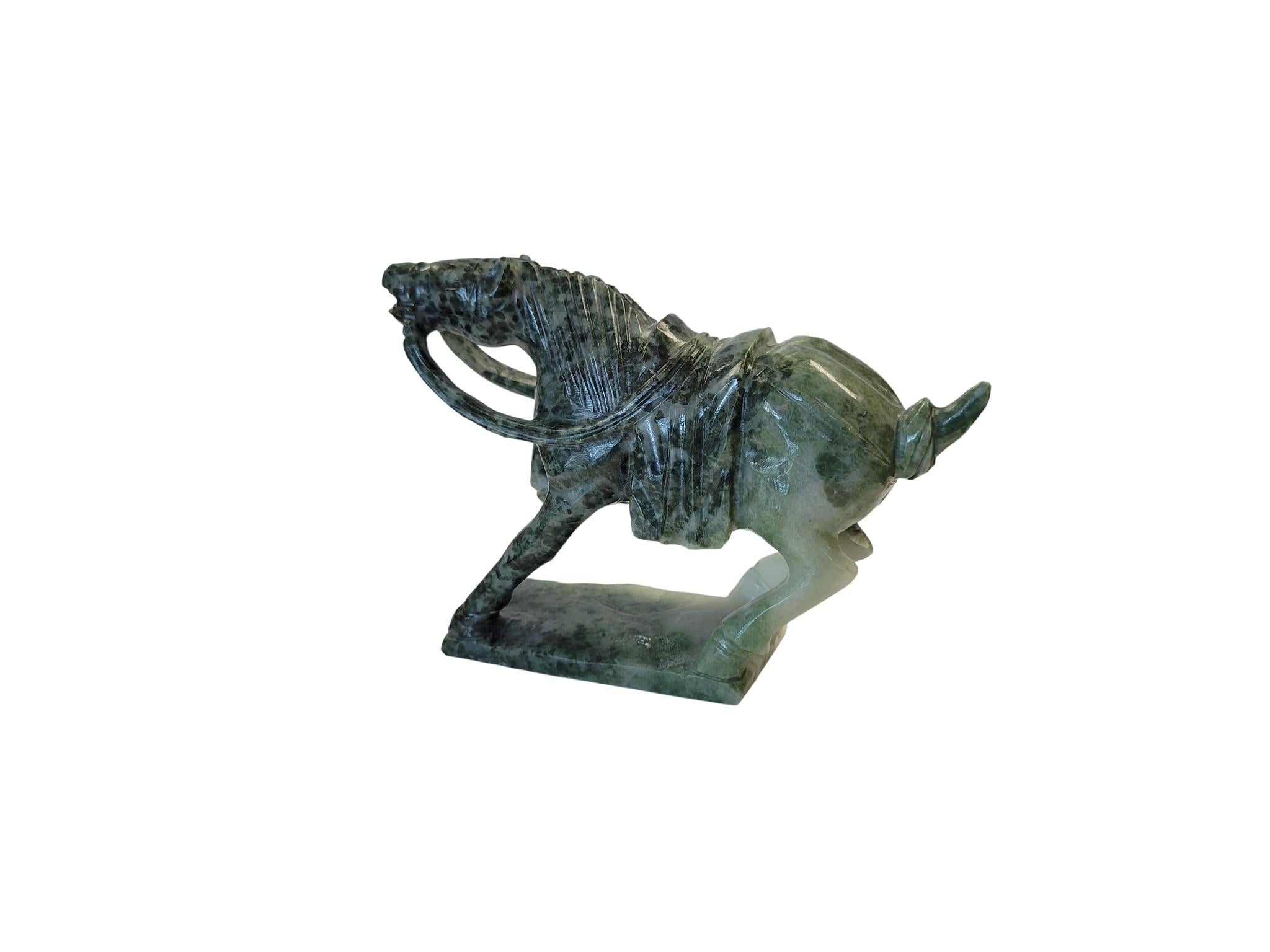 Esta dinámica talla de piedra dura representa un poderoso caballo de guerra chino en estilo Tang Dynasty Revival.

Tallada en ágata arbórea (una variedad de la calcedonia), la escultura muestra las características inclusiones dendríticas de la