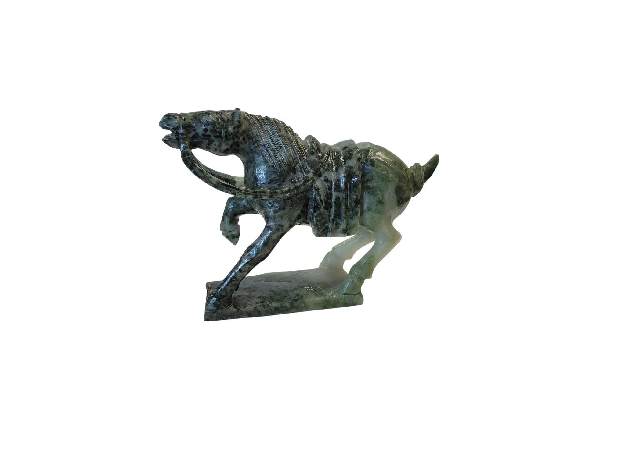 Escultura de caballo de guerra de ágata arbórea estilo Tang Tallado a mano en venta