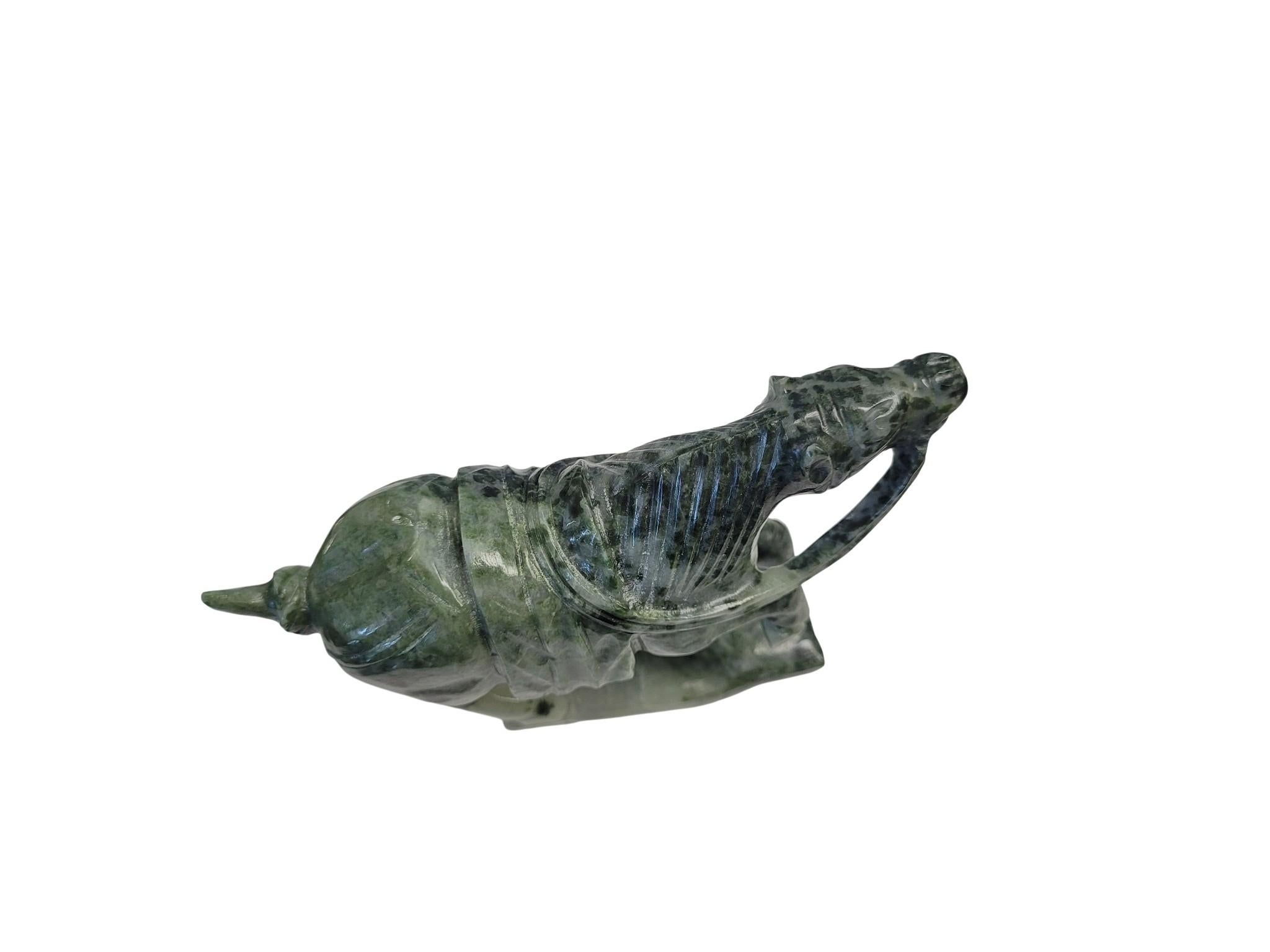 Escultura de caballo de guerra de ágata arbórea estilo Tang mediados del siglo XX en venta