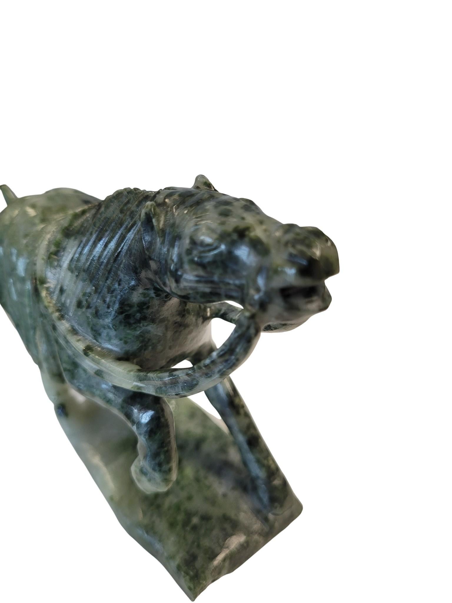 Escultura de caballo de guerra de ágata arbórea estilo Tang Ágata en venta