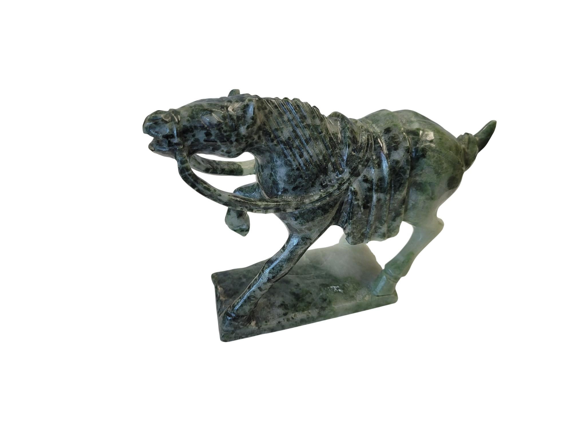 Escultura de caballo de guerra de ágata arbórea estilo Tang en venta 1