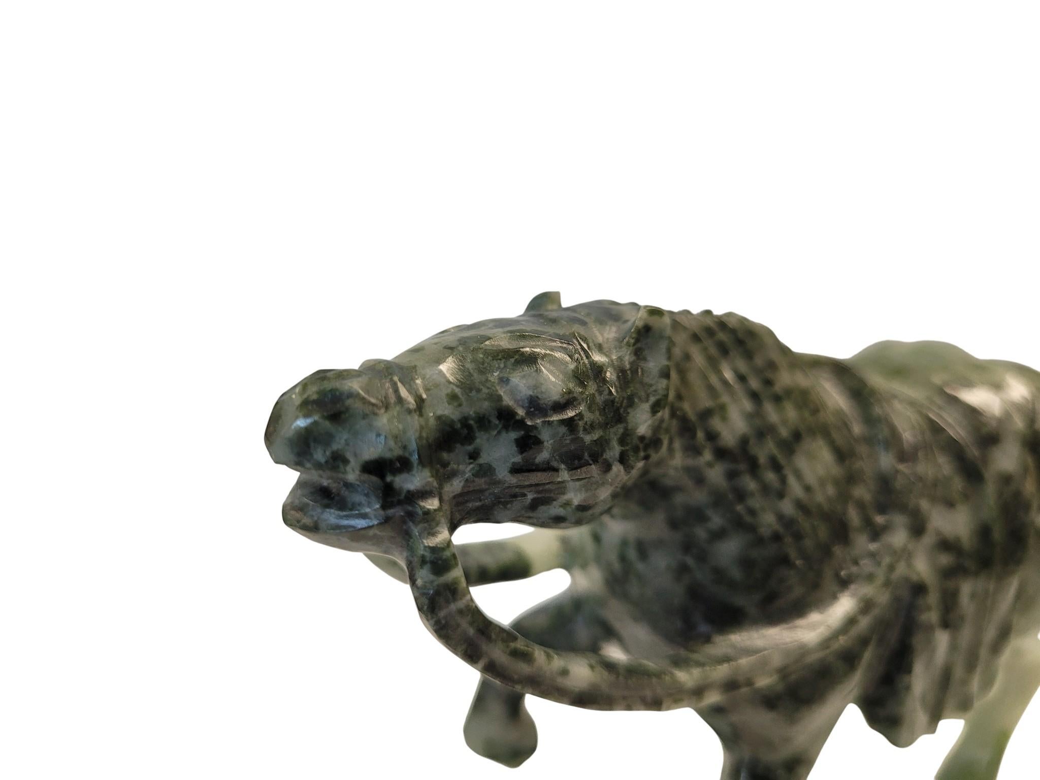 Escultura de caballo de guerra de ágata arbórea estilo Tang en venta 2