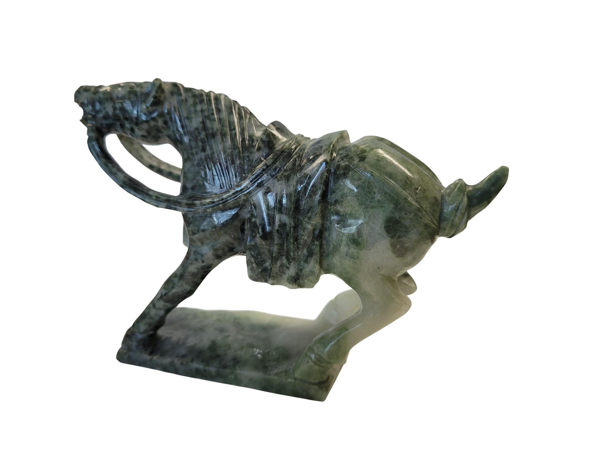 Escultura de caballo de guerra de ágata arbórea estilo Tang en venta 3