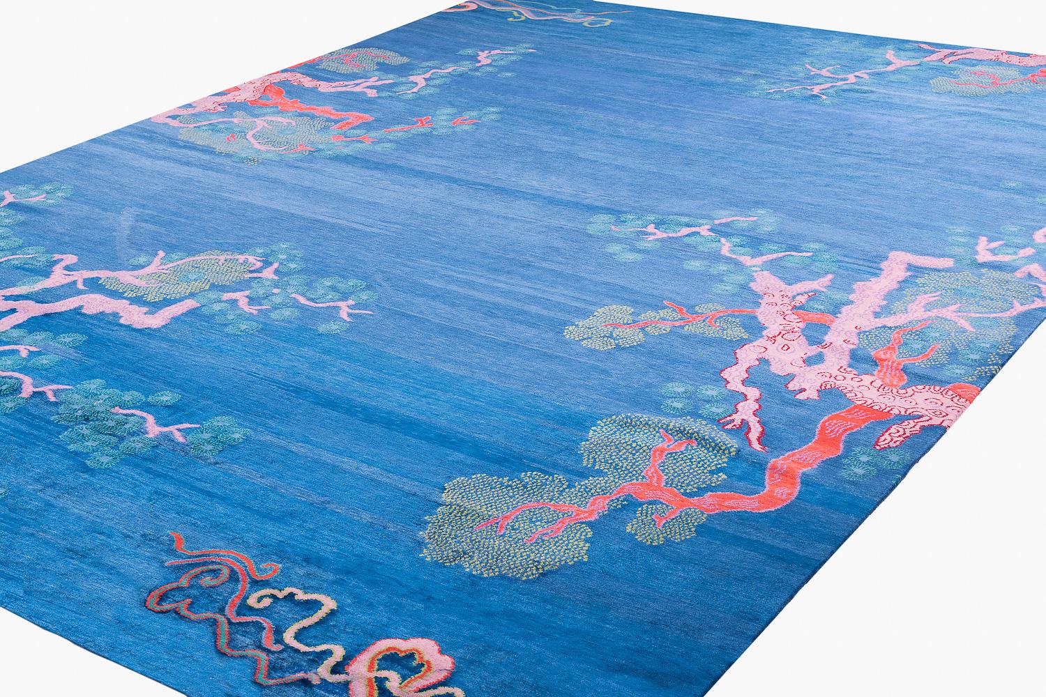 Moderno Tappeto d'ispirazione cinese in lana e seta indaco Tree And Cloud di Joseph Carini in vendita
