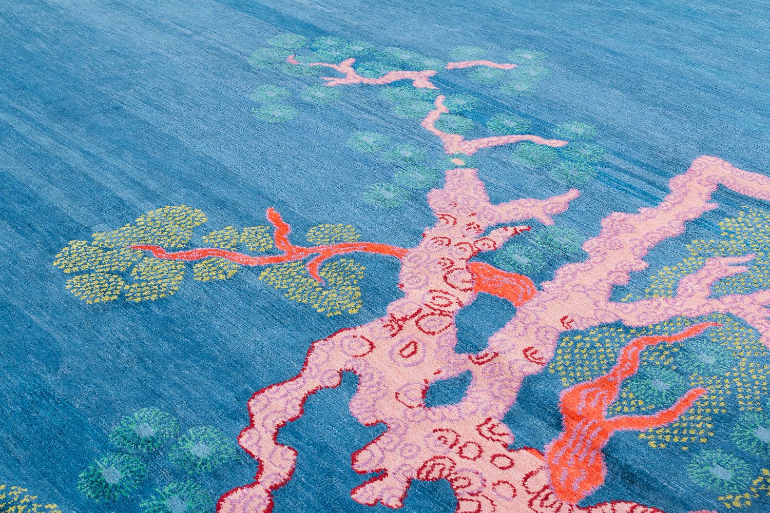 Tappeto d'ispirazione cinese in lana e seta indaco Tree And Cloud di Joseph Carini In condizioni Nuovo in vendita a New York, NY