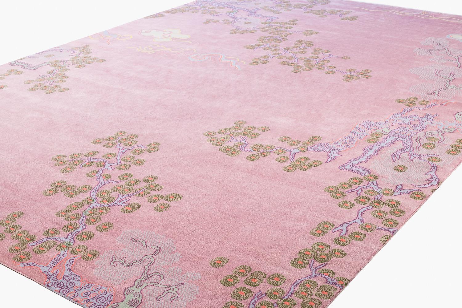 Albero e nuvola è un disegno di Joseph Carini Carpets che rappresenta una delle principali firme di Carini. Questa è la versione lilla, caratterizzata da uno sfondo rosa tenue e delicato con un accenno di viola. I rami azzurri sono delineati da