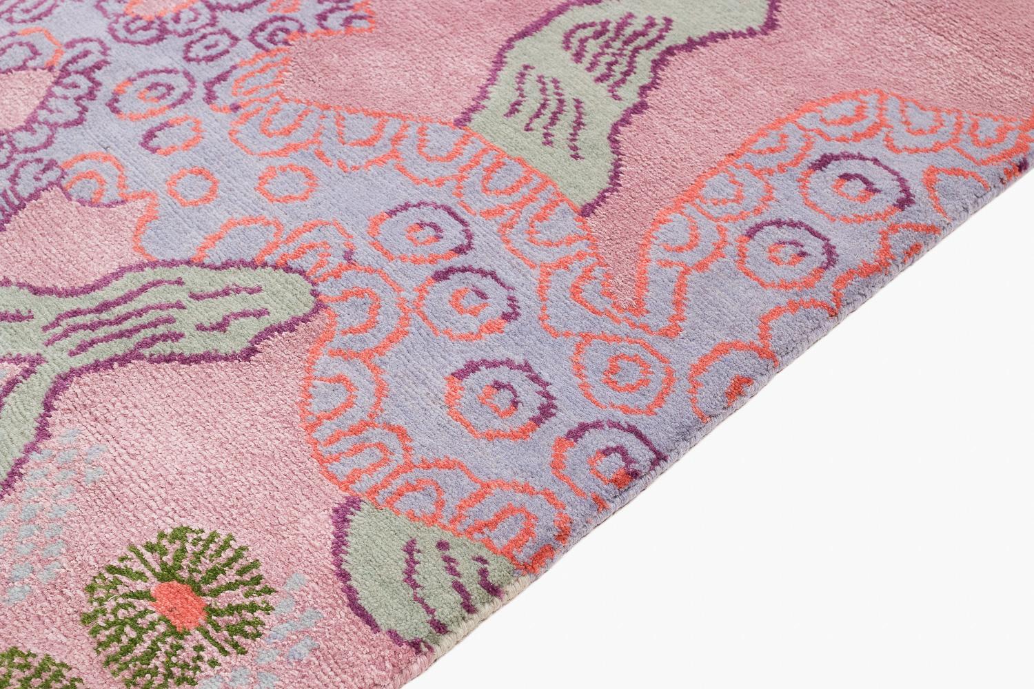 Annodato a mano Tappeto d'ispirazione cinese in lana e seta Tree And Cloud Lilac di Joseph Carini in vendita