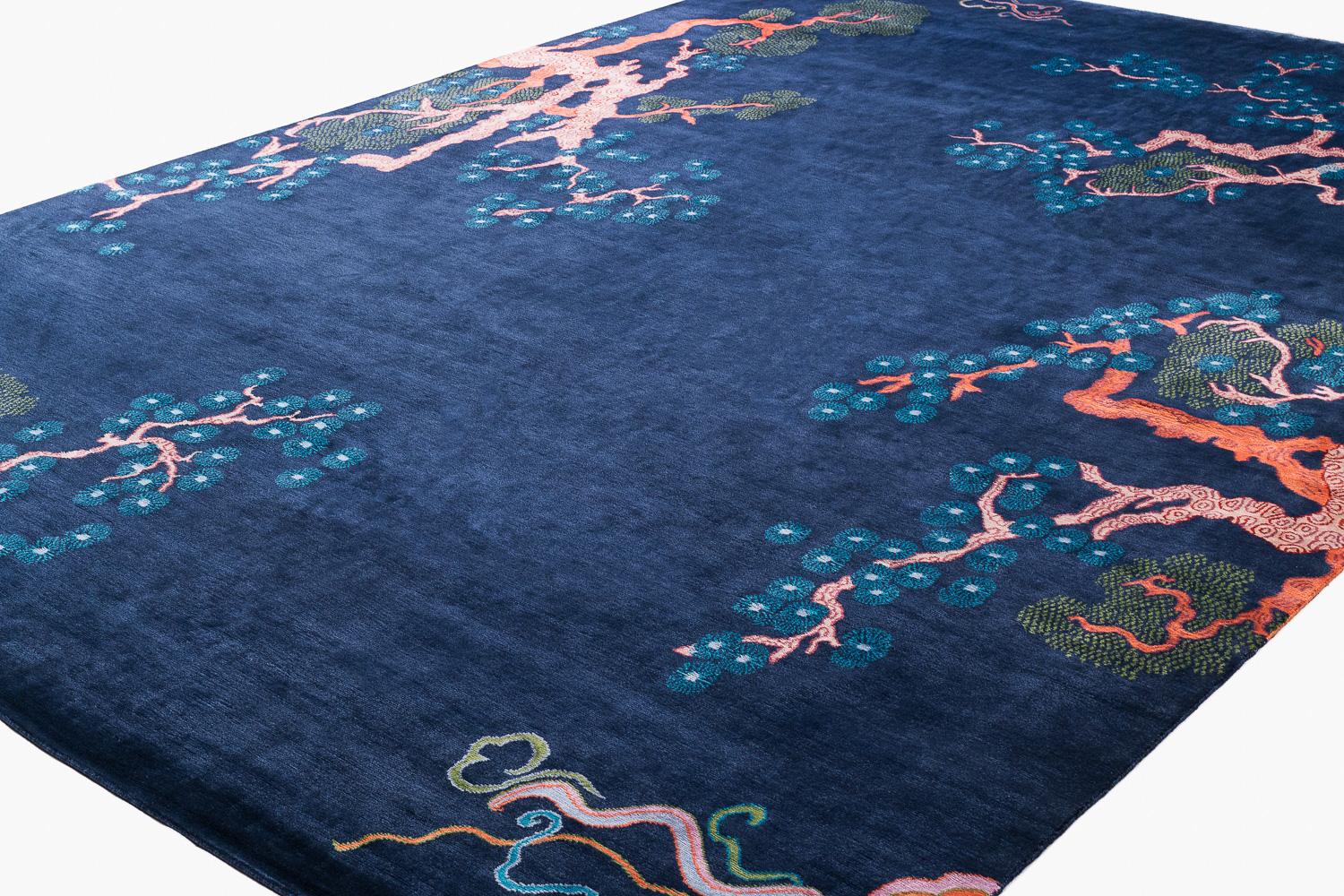 Albero e nuvola è un disegno di Joseph Carini Carpets che rappresenta una delle principali firme di Carini. Questa è la versione di mezzanotte, caratterizzata da un fondo indaco intenso e ricco con rami rosa e fiori blu. Ispirato dal suo amore per