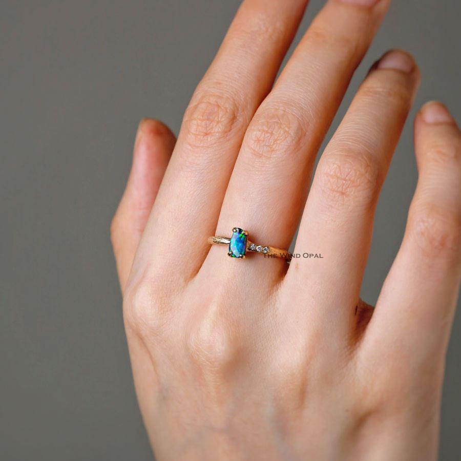 Anello di fidanzamento con diamante Boulder Opal australiano dal design a rami d'albero in oro giallo 18 carati.



Spedizione nazionale gratuita USPS di prima classe! Borsa o scatola regalo in omaggio con ogni ordine!

L'opale, la regina delle