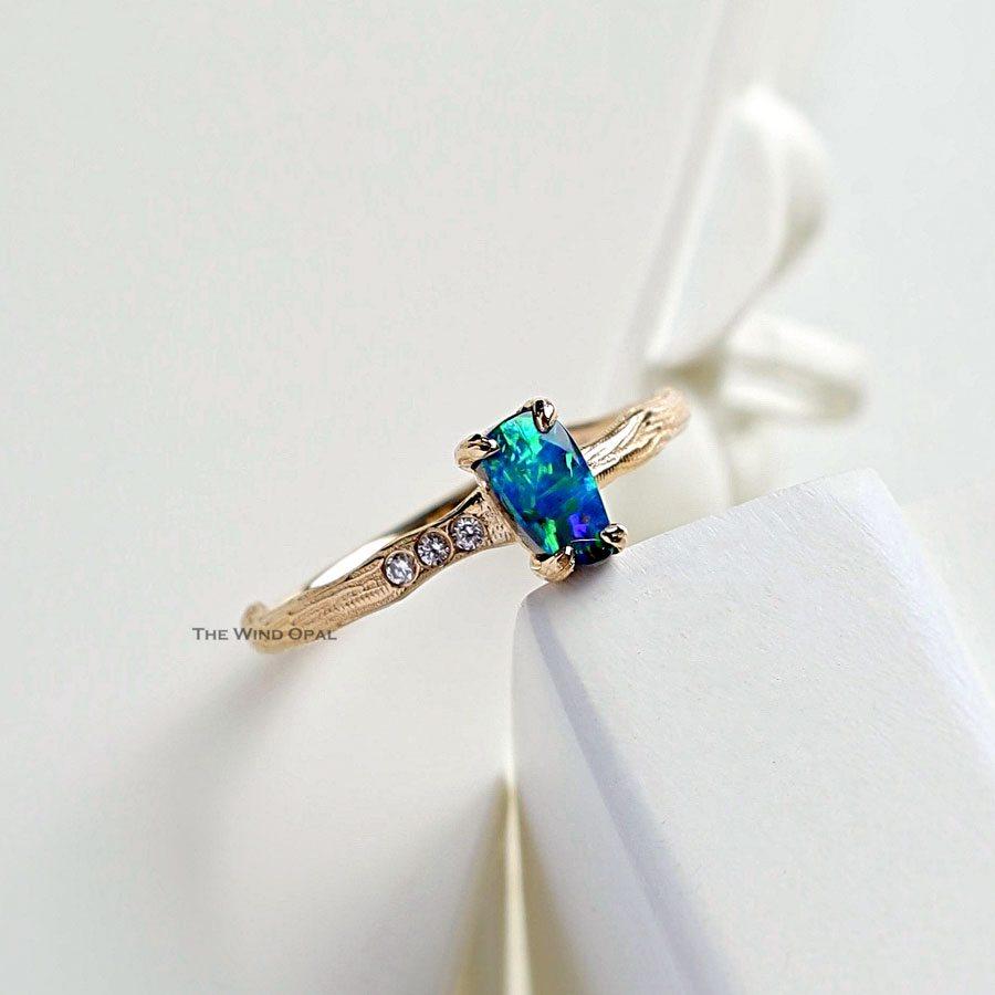 Arts and Crafts Anello di fidanzamento con diamante e opale Boulder dal design a rami d'albero in oro giallo 18 carati in vendita