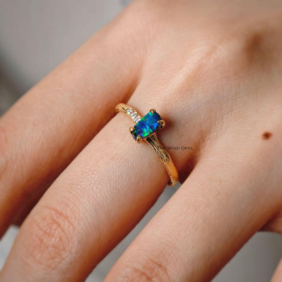 Taglio brillante Anello di fidanzamento con diamante e opale Boulder dal design a rami d'albero in oro giallo 18 carati in vendita
