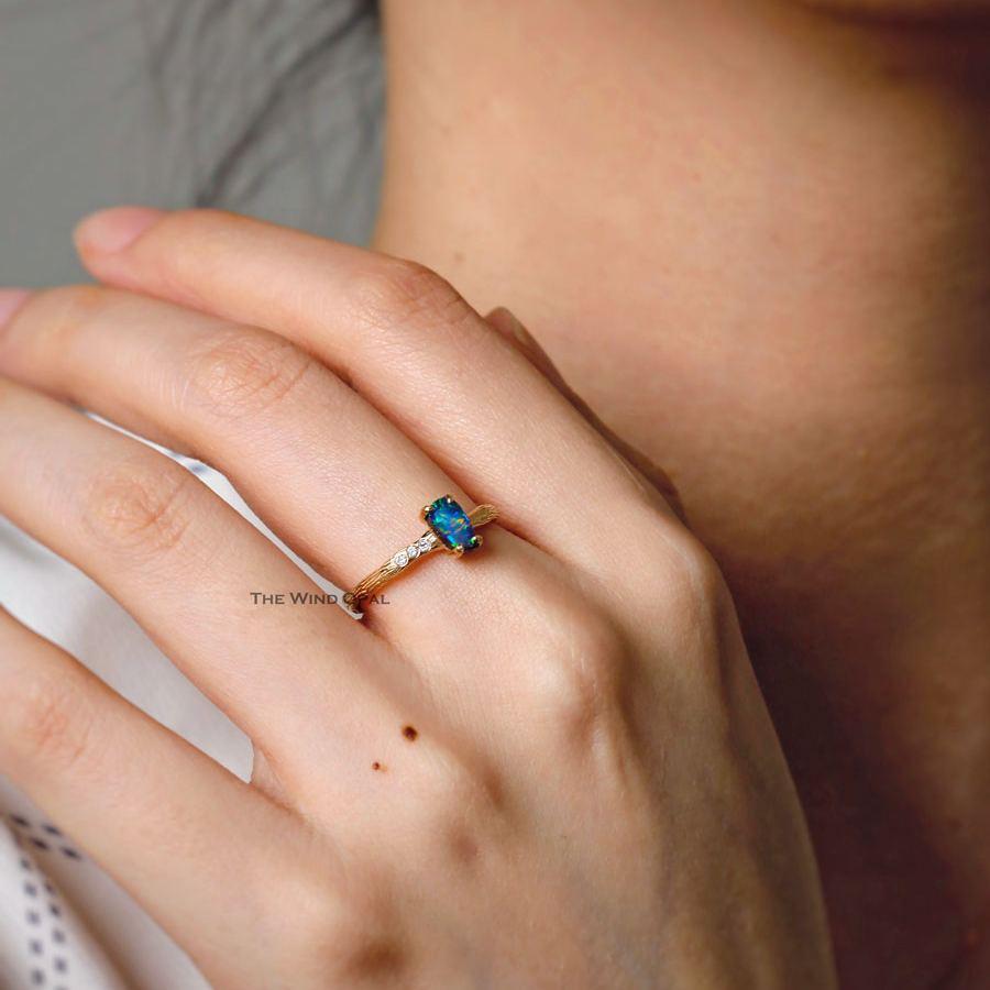 Anello di fidanzamento con diamante e opale Boulder dal design a rami d'albero in oro giallo 18 carati In condizioni Nuovo in vendita a Suwanee, GA