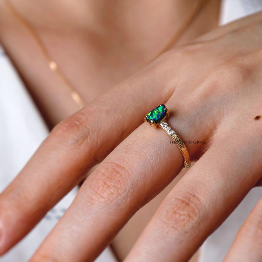 da uomo o donna Anello di fidanzamento con diamante e opale Boulder dal design a rami d'albero in oro giallo 18 carati in vendita