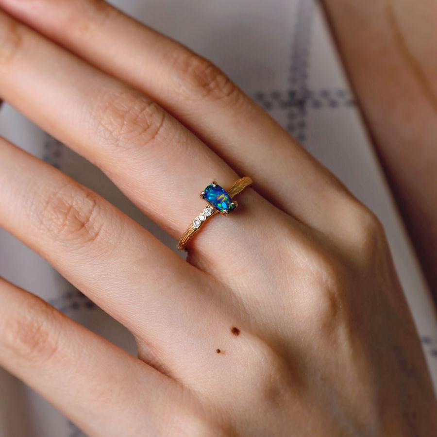 Anello di fidanzamento con diamante e opale Boulder dal design a rami d'albero in oro giallo 18 carati in vendita 1