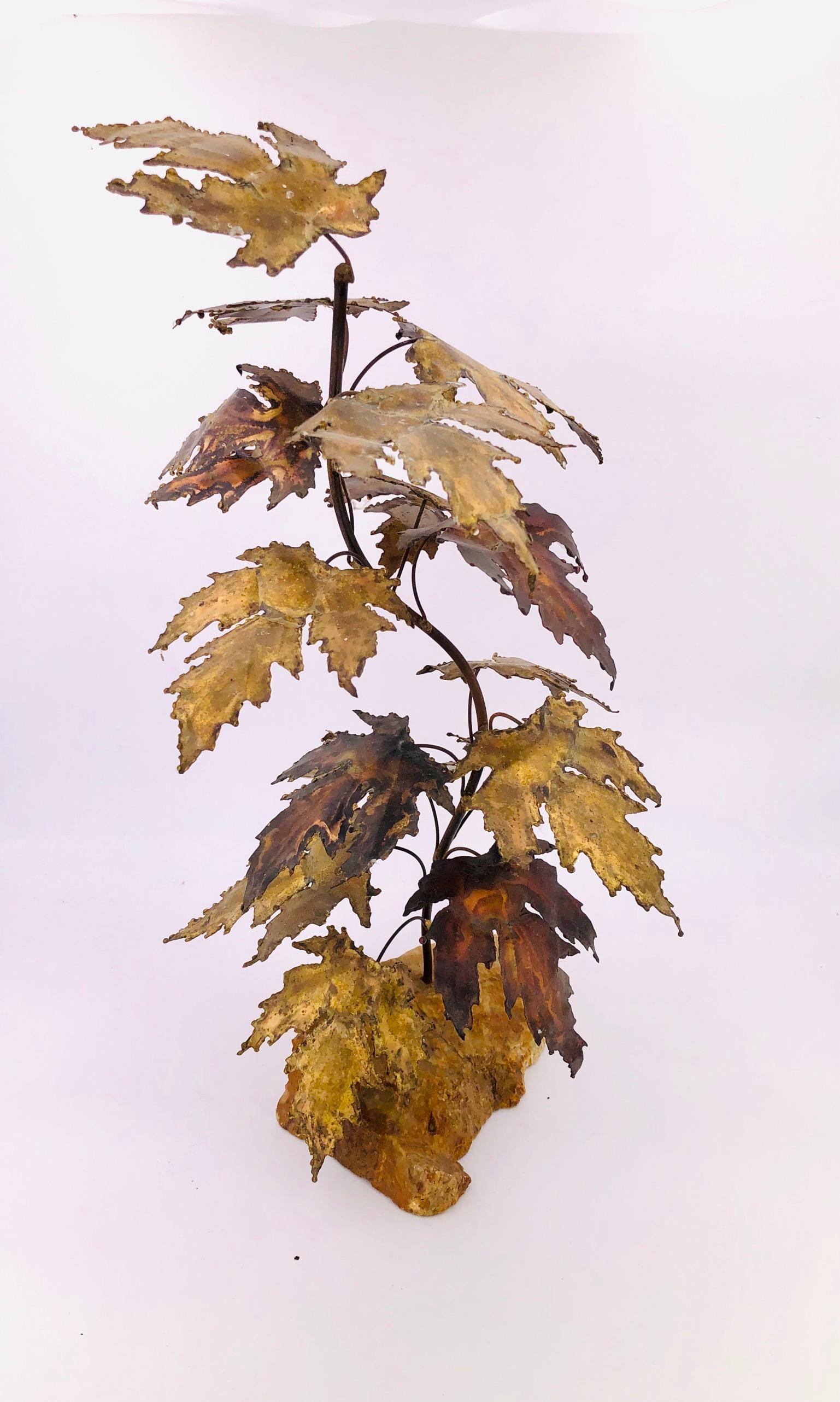 A very cool midcentury brass maple tree sculpture on quartz base in the style of Curtis Jere, circa 1970s. This modern Brutalist tabletop sculpture is made of brass with stylized gilt leaves, The tree is resting on a white/tan quartz base with