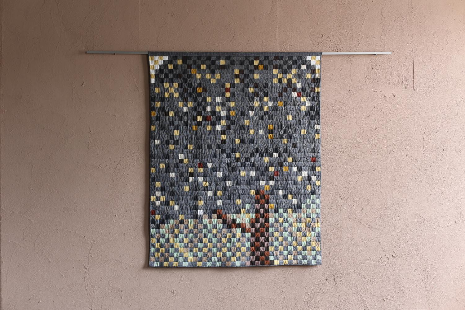 Titel : Baum
Japan / 2021er
Größe: B 1100 H 1400 mm

Bei diesem Quilt handelt es sich um eine traditionelle Technik, die Neun-Flecken-Technik,
das die Schattierungen des Stoffes geschickt nutzt, um einen Mosaikeffekt zu erzeugen,
und lässt es