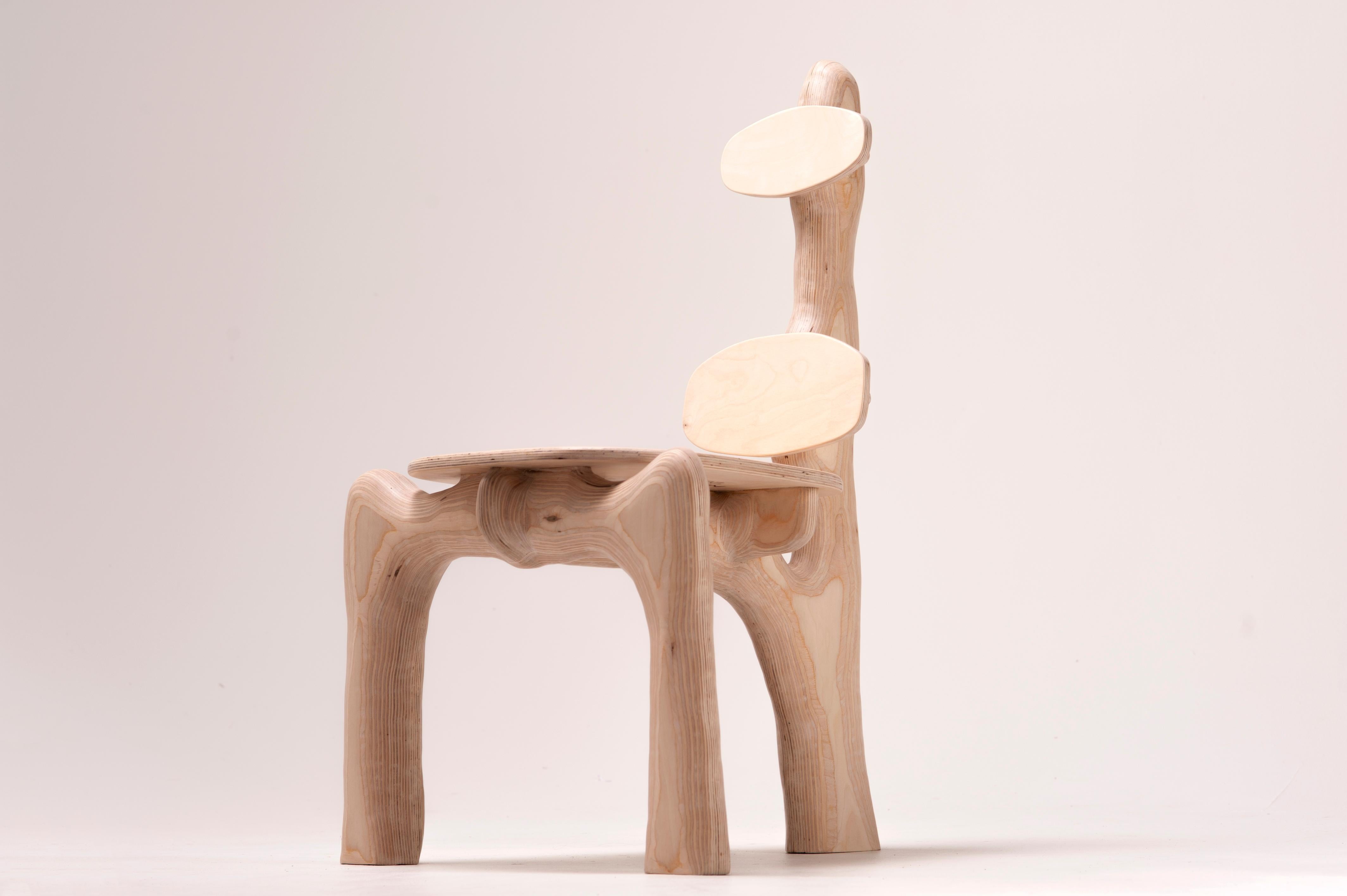 Tree Chair 2 è una sedia in compensato scolpito. Il suo linguaggio visivo fa riferimento a forme naturali - scheletri e ossa, anatomie di dinosauri e rami morti, lisci e privi di corteccia; il tutto pur essendo realizzato con il materiale di un