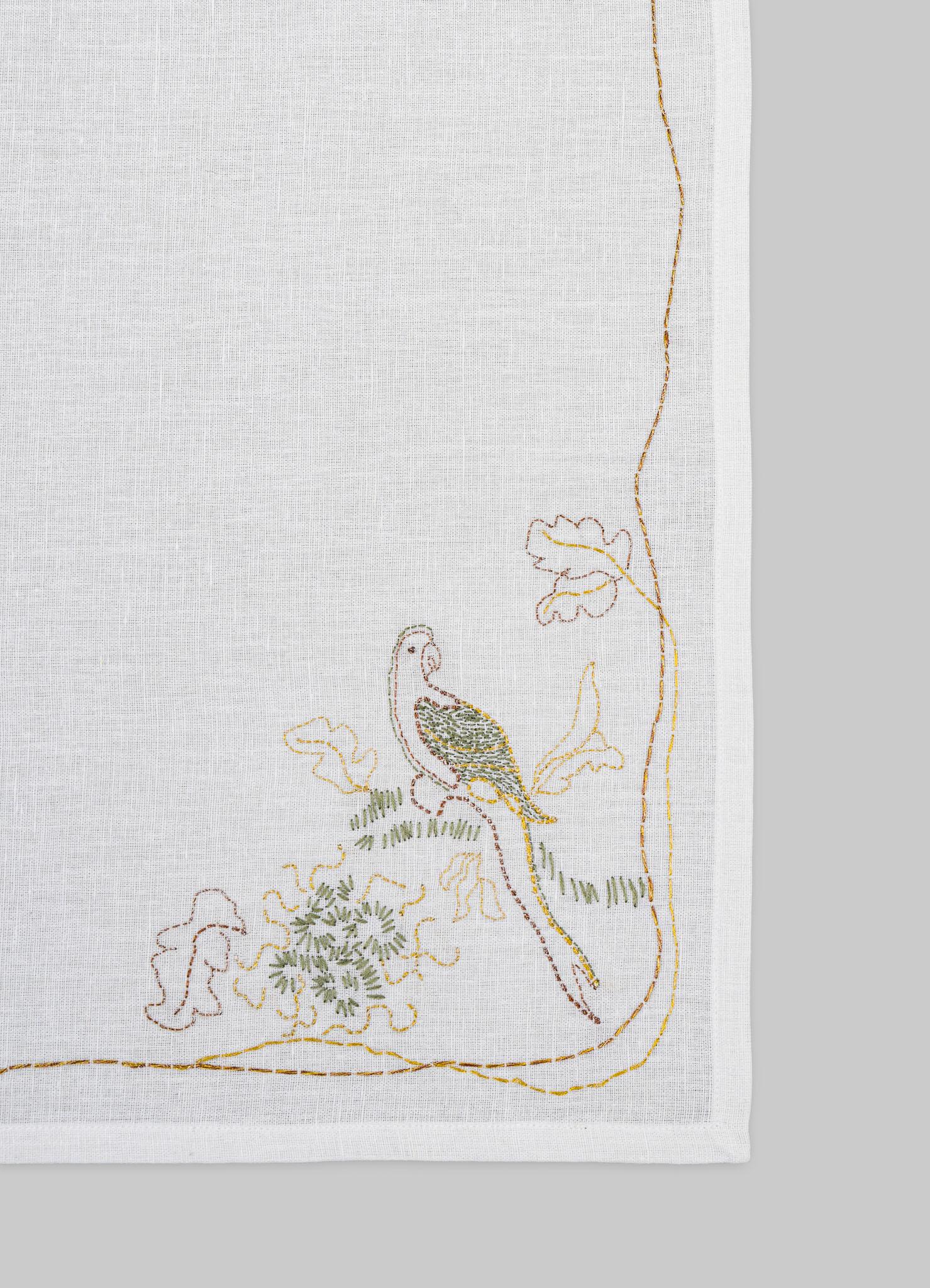Servilleta Árbol lleno de loros bordada a mano en blanco y dorado, Viya by Vikram Goyal Hecho a mano en venta
